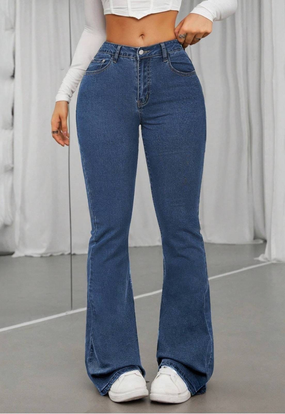 Vista 2 Calça Jeans Flare Feminina Lavagem Escura Cintura Alta e Modelagem Perfeita TEX JEANS azul