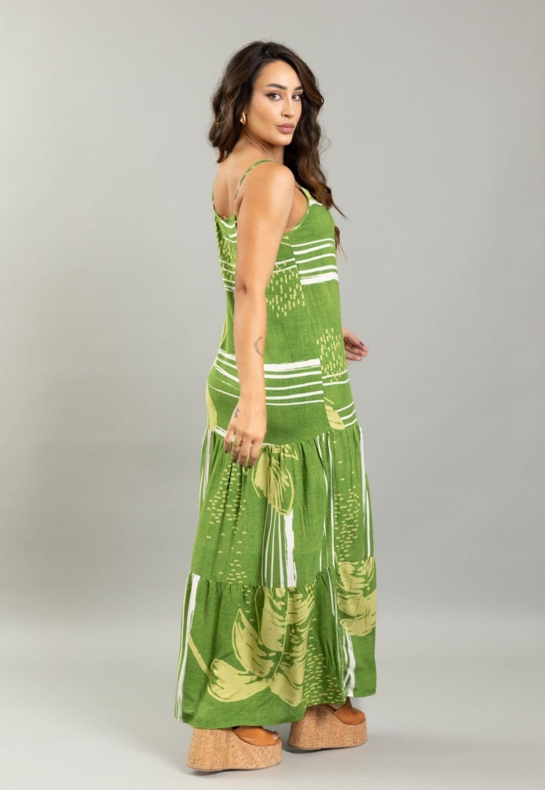 Vista 2 Vestido Longo Verão Florido Soltinho Com Alças Ajustáveis LEMIER verde