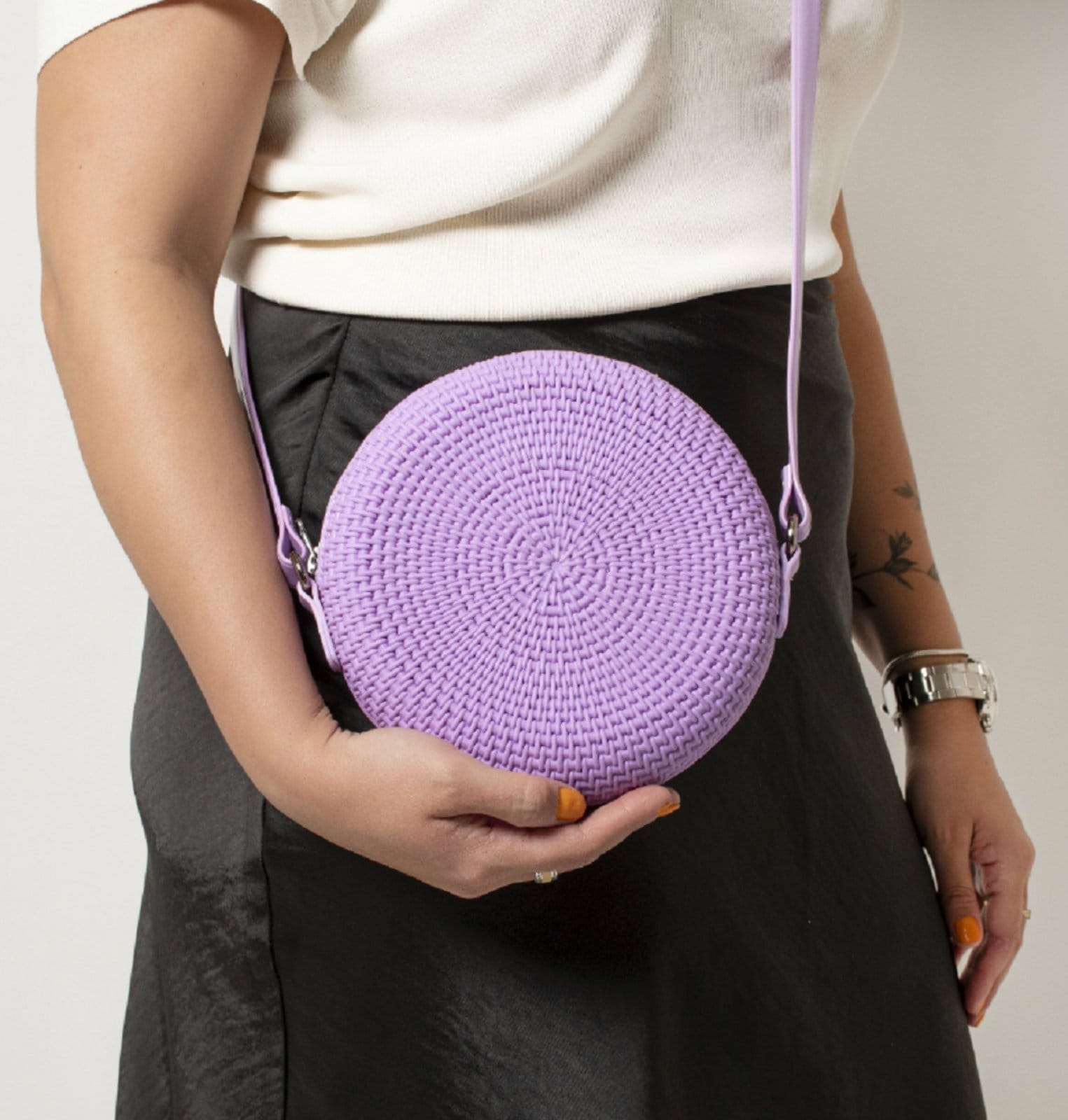 Vista 2 Bolsa Transversal Feminina Redonda Casual Pvc Lilas Rute Paula lilás