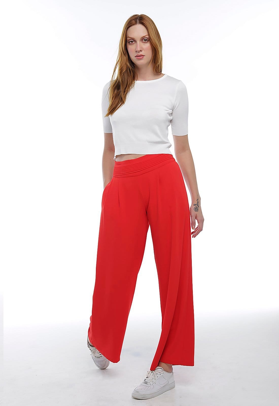 Vista 2 Calça Social Vermelha Feminina Alfaiataria com Pregas SOB vermelho