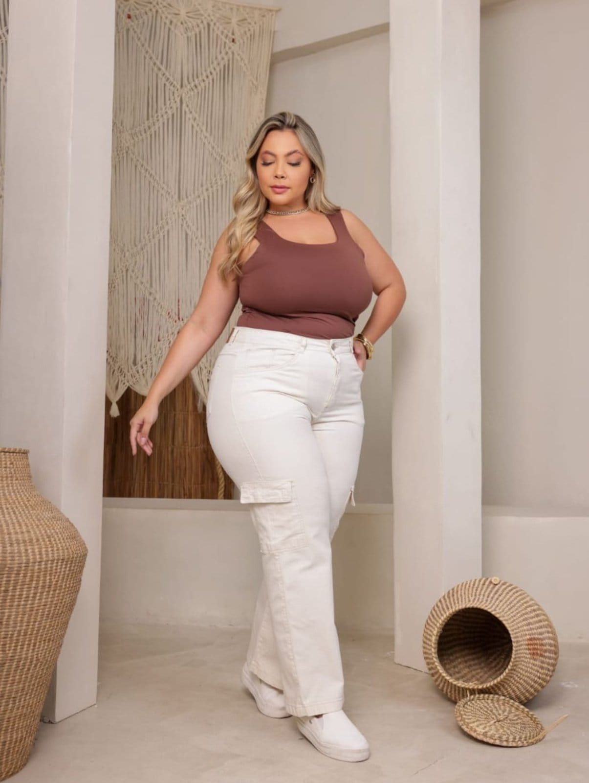 Vista 2 Calça Cargo Feminina Plus Size Jeans Loka Cor Areia Jeans Loka bege/cáqui