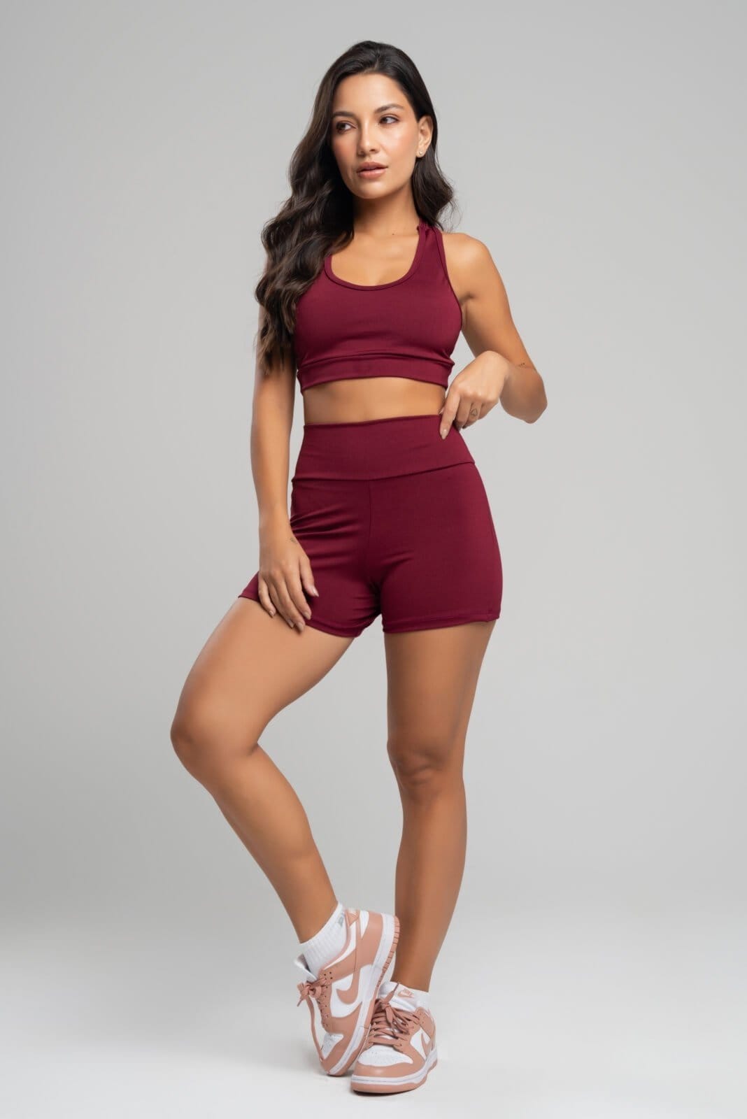 Vista principal Conjunto Fitness Vicbela Short Curto + Top Nadador Suplex Feminino Moda Fitness Academia de Treino Vicbela bordô/vermelho/vinho