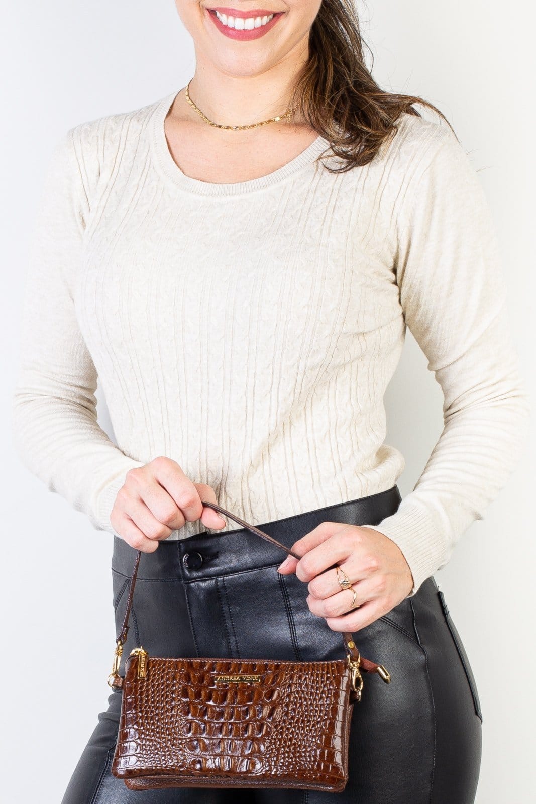 Vista principal Bolsa transversal pequena de couro croco Tayná - Whisky Andrea Vinci bege