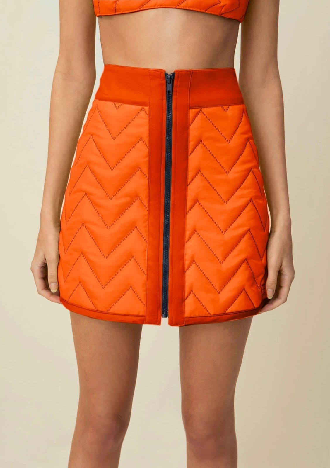 Vista 2 Saia Morena Rosa Mini Reta Detalhe Zíper Cinza Morena Rosa cinza rosa