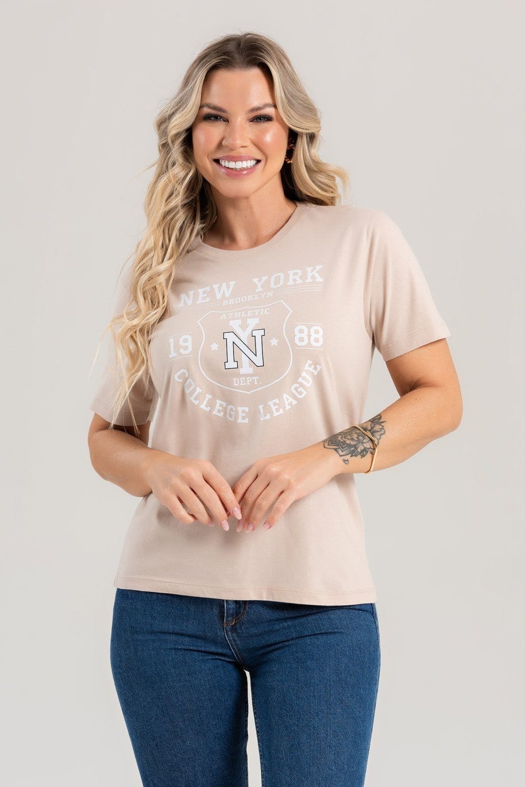 Vista 2 Blusa Feminina Cianita Chocolate Estampa College League Cianitas marrom