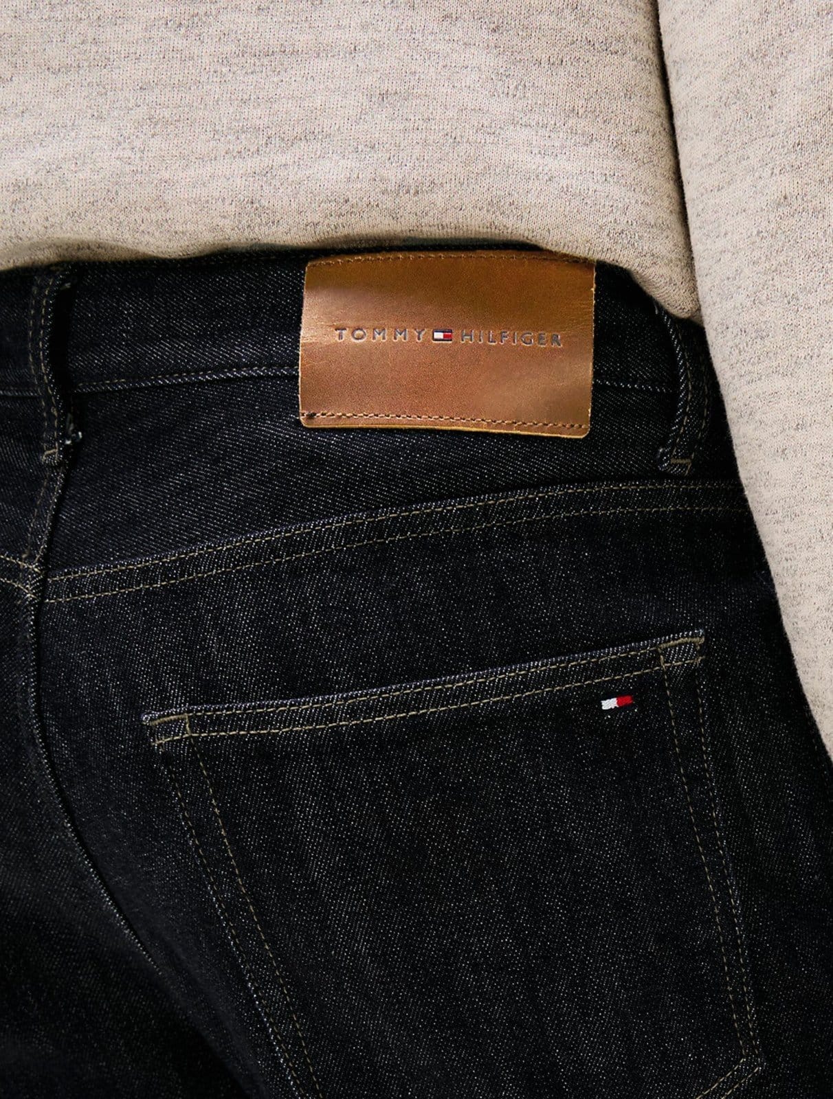 Vista 2 Calça Tommy Hilfiger Masculina Regular Na Nos Mercer Rinse Tommy Hilfiger azul marinho