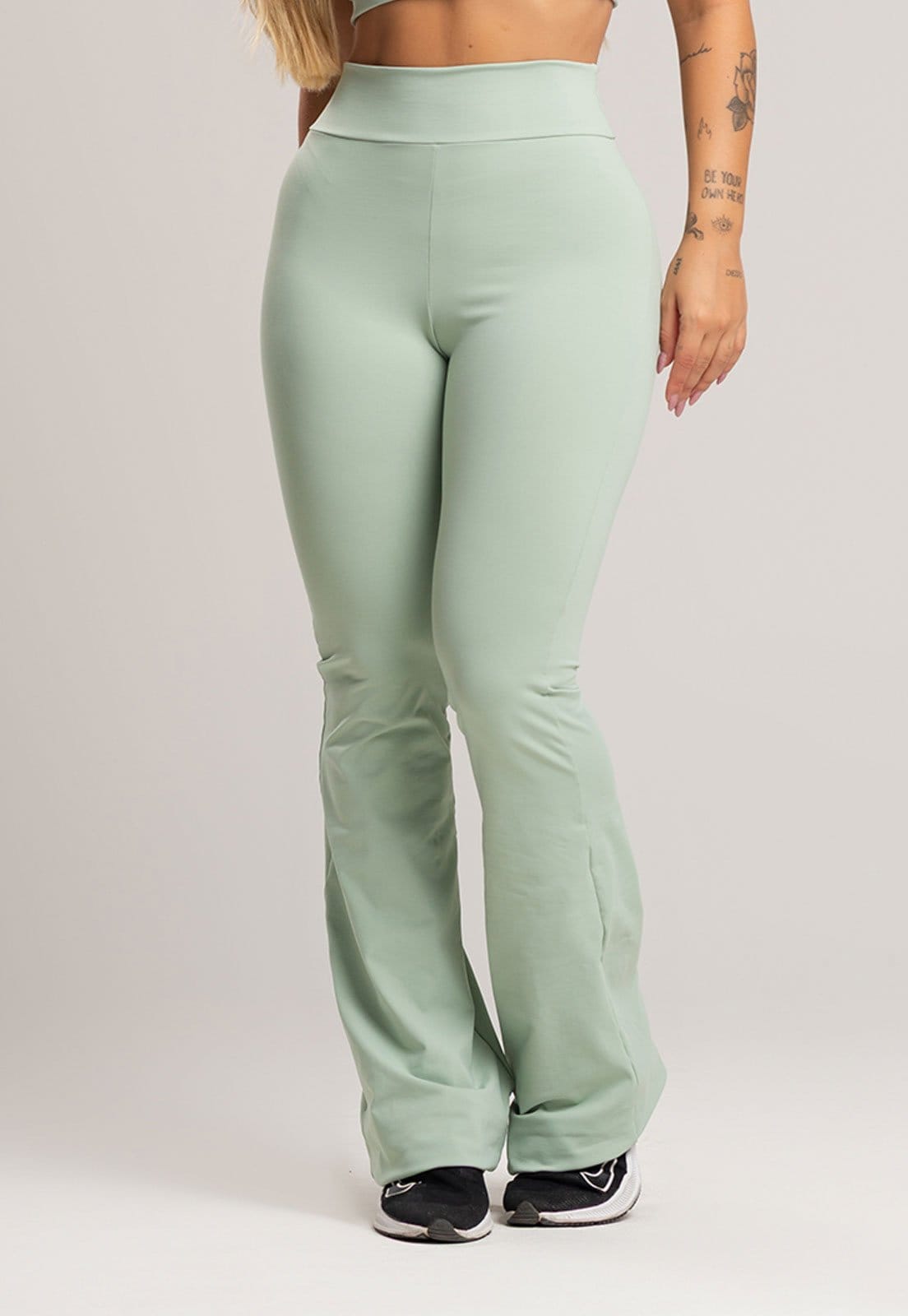 Vista 2 Calça Pantalona Flare MVB Modas Poliamida Pistache Mvb Modas verde/verde oliva