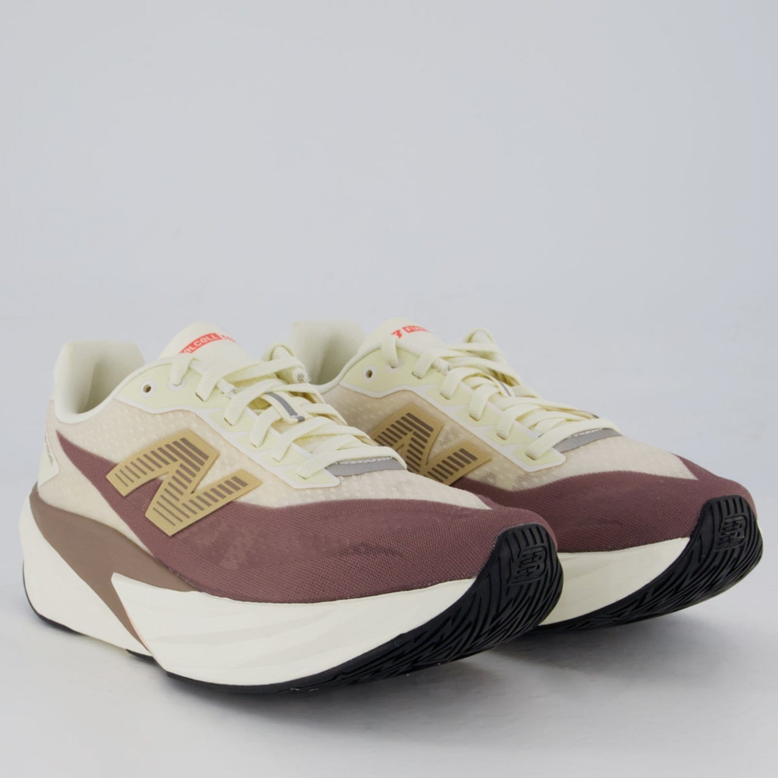 Vista 2 Tênis New Balance Fuelcell Rebel V5 Off White e Marrom New Balance branco white