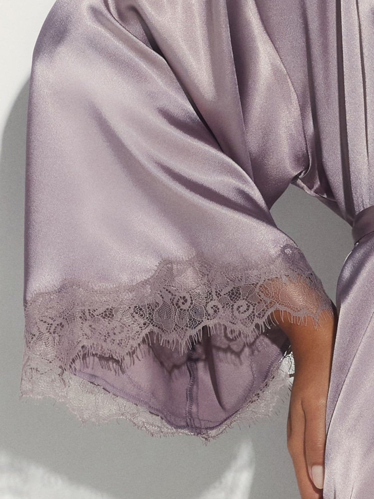 Vista 2 Robe Manga Curta Cetim Renda Angelina Quail Loungerie incolor