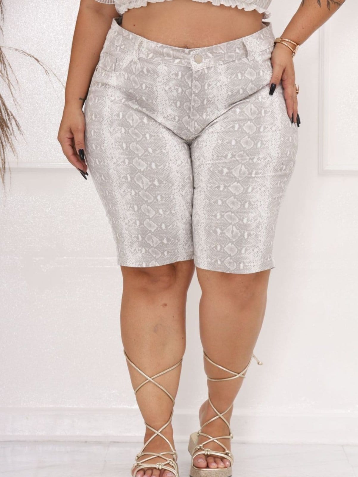 Vista principal Bermuda Feminina Jeans Loka Tecido Estampado Cobra Jeans Loka branco/cinza