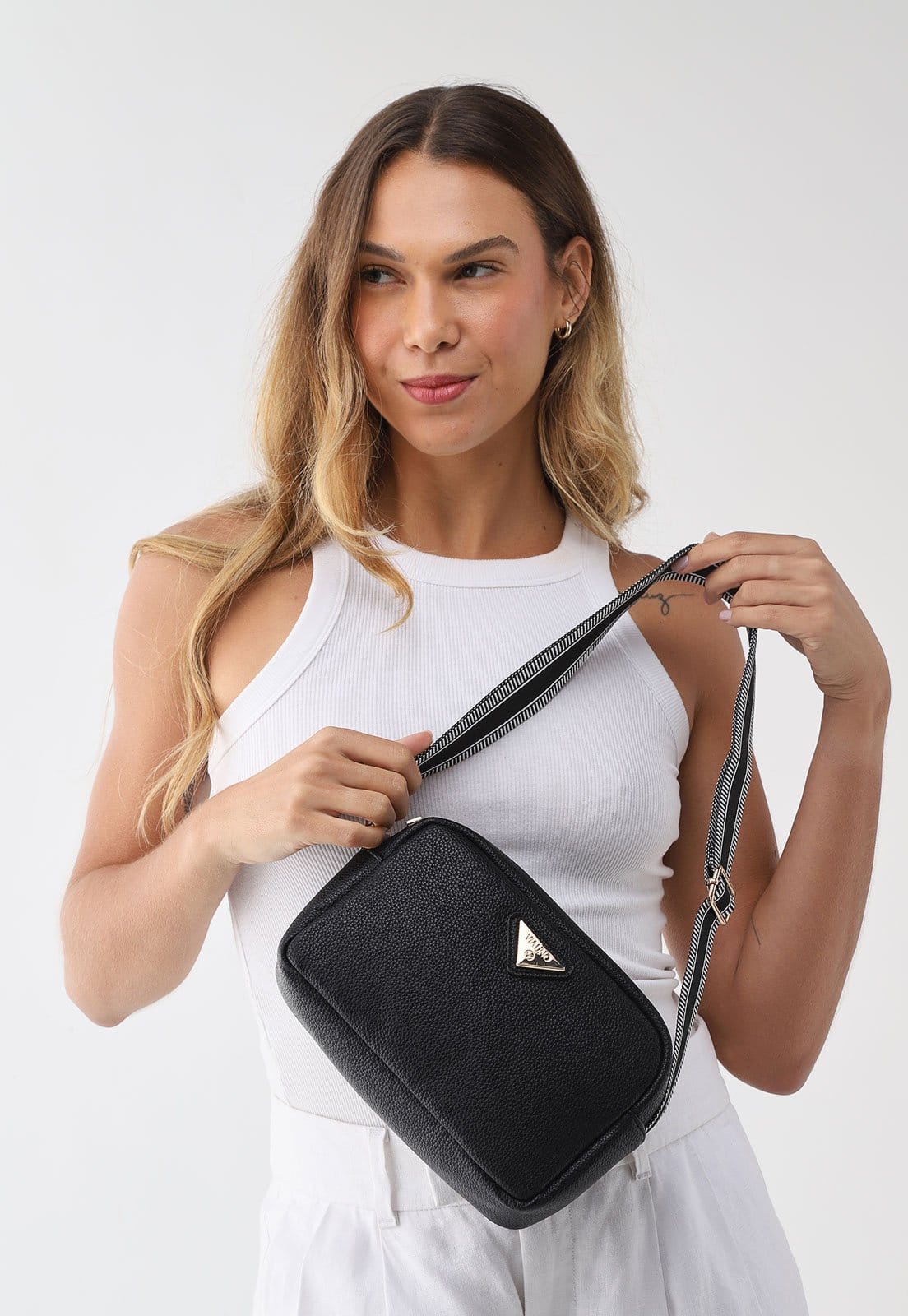 Vista principal Bolsa Feminina Via Uno Alça Listrada Preta VIA UNO preto