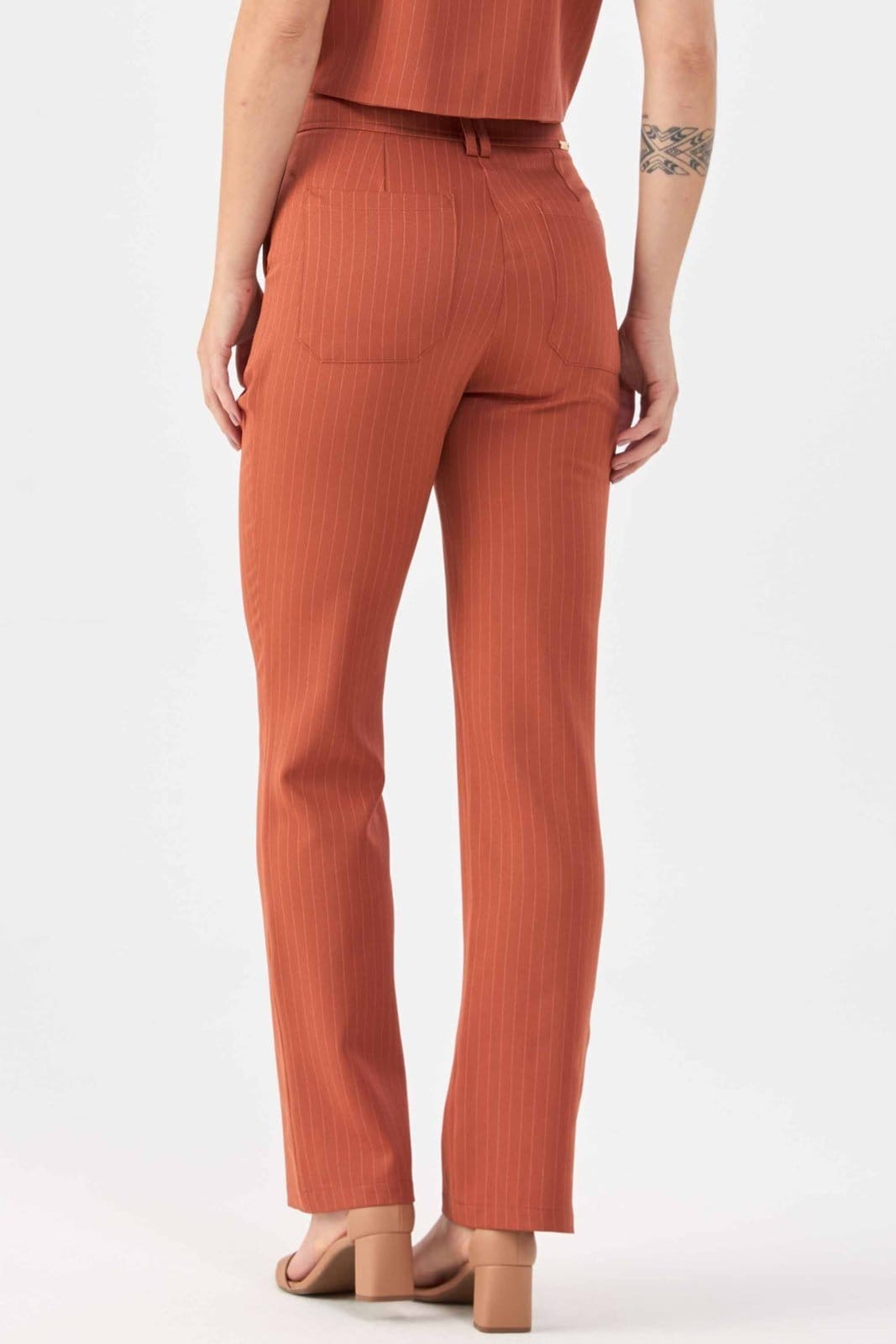 Vista principal Calça PKS Alfaiataria Reta Risca Giz Terracota PKS laranja