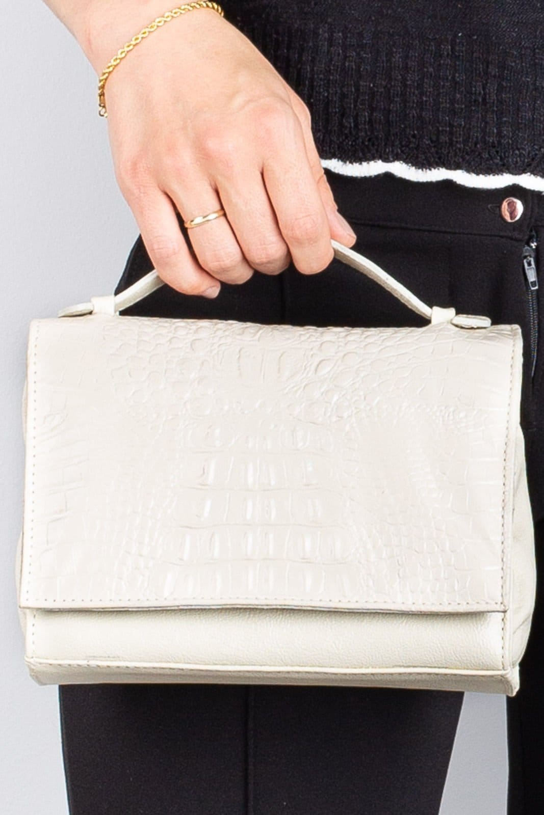 Vista 2 Bolsa pequena transversal de couro croco Deise - Marfim Andrea Vinci vermelho