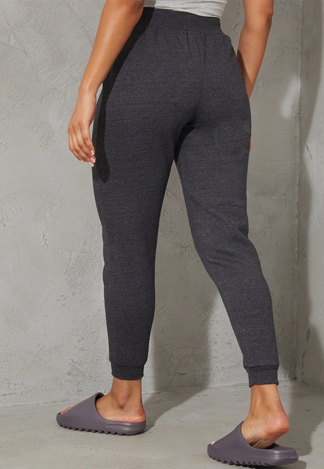 Vista 2 Calça Jogger Moletom Rioutlet Feminina Chumbo Rioutlet cinza
