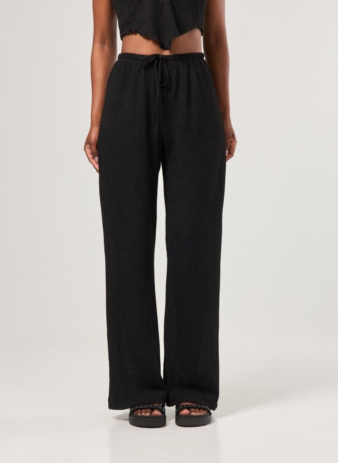 Vista 2 Calça Preta Wide Leg Texturizada Youcom preto