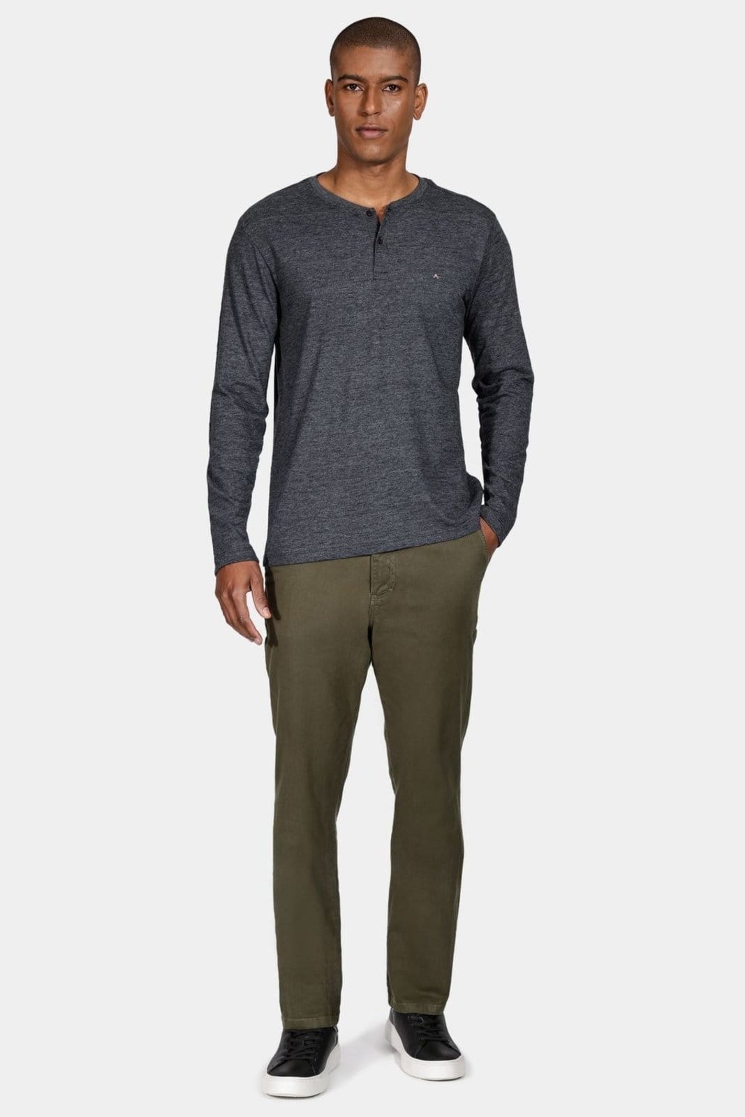 Vista 2 Calça Chino Básica Militar Aramis verde