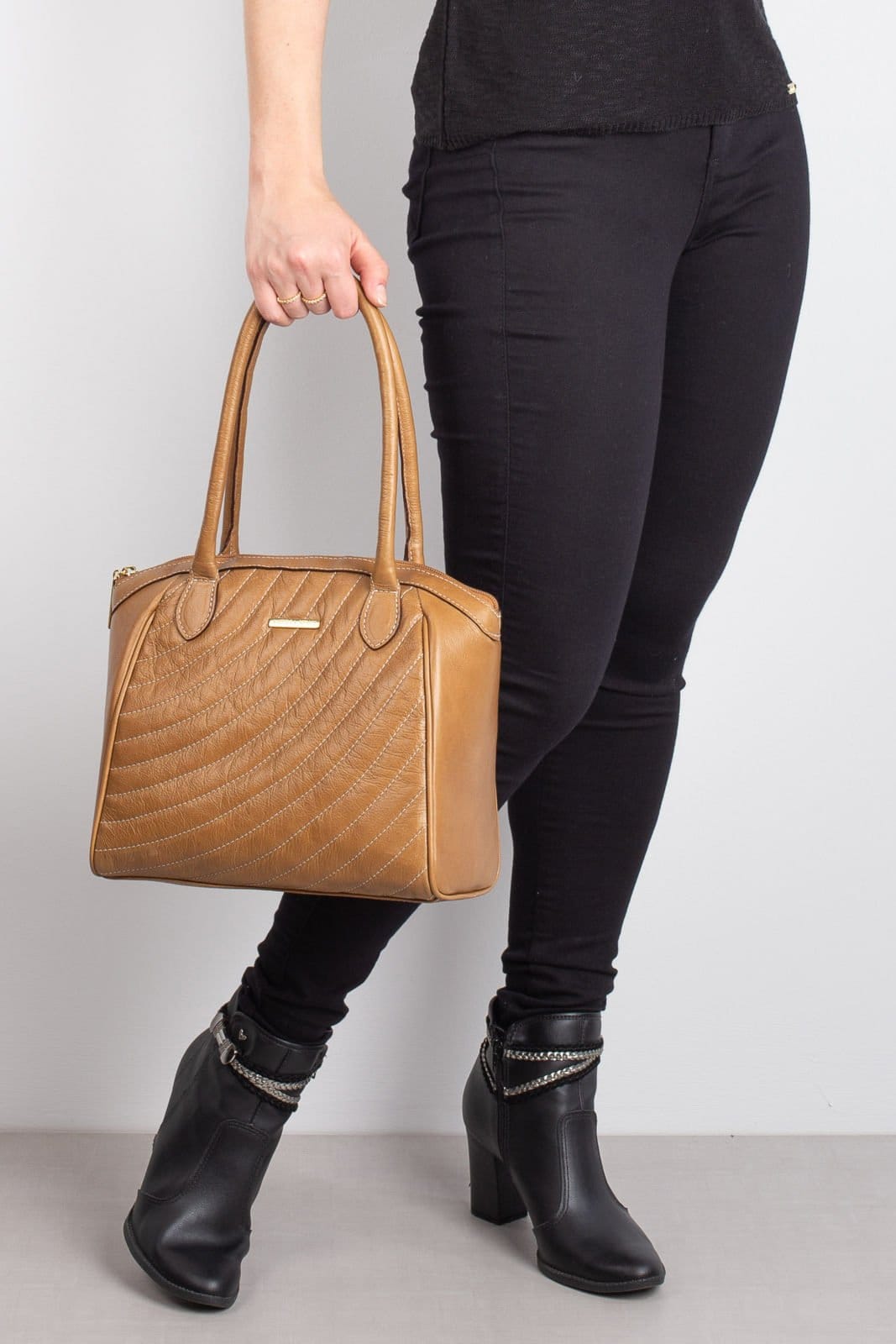 Vista 2 Bolsa de couro matelassê Rebeca Andrea Vinci caramelo