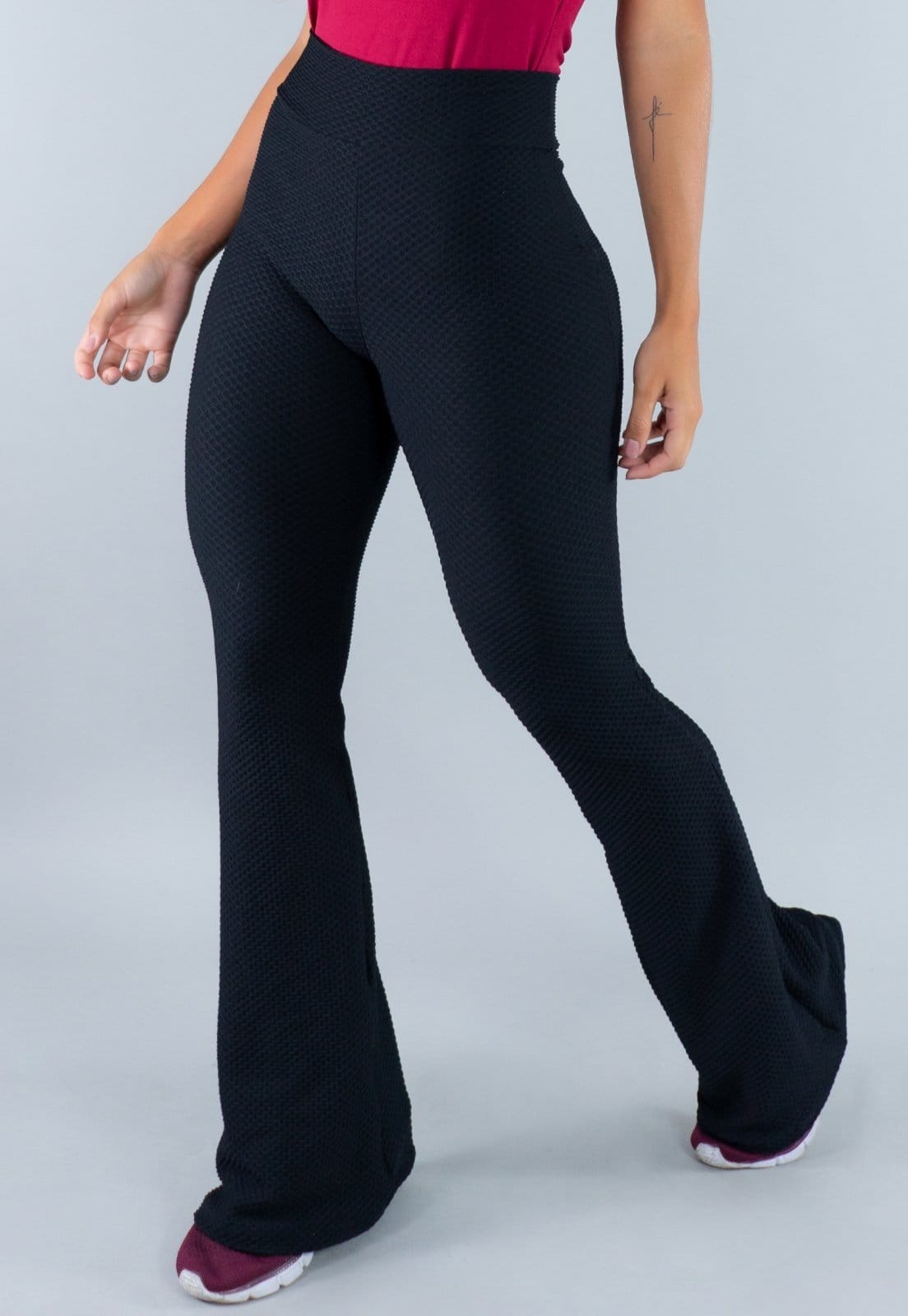 Vista principal Calça Flare MVB Modas Pantalona Cintura Alta Textura Tecido Bolha Preta Mvb Modas preto
