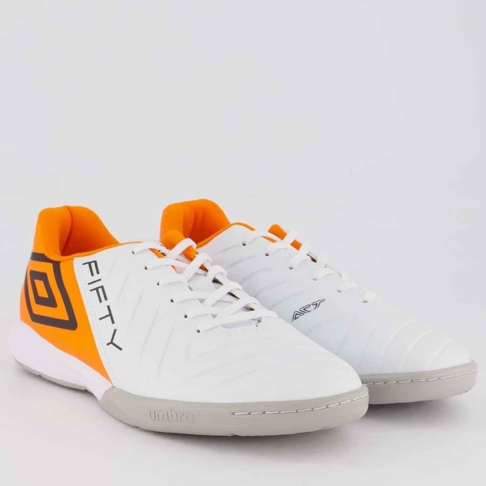 Vista 2 Chuteira Umbro Fifty VI Futsal Branca e Laranja Umbro branco