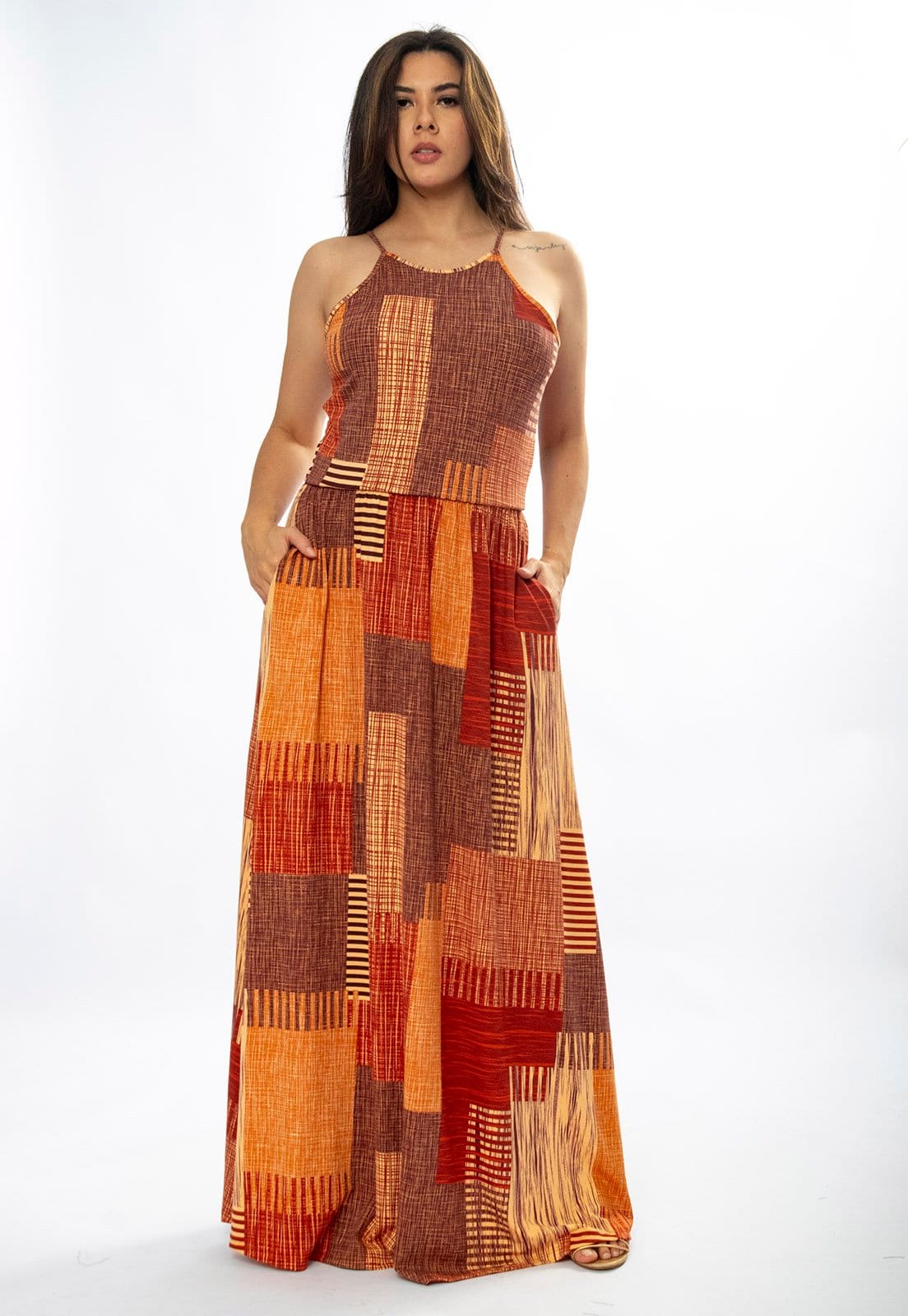 Vista 2 Vestido Amazônia Vital Longo Jennifer Malha Trapézio com Bolso Tramas do Sol Amazonia Vital bege/marrom/vermelho