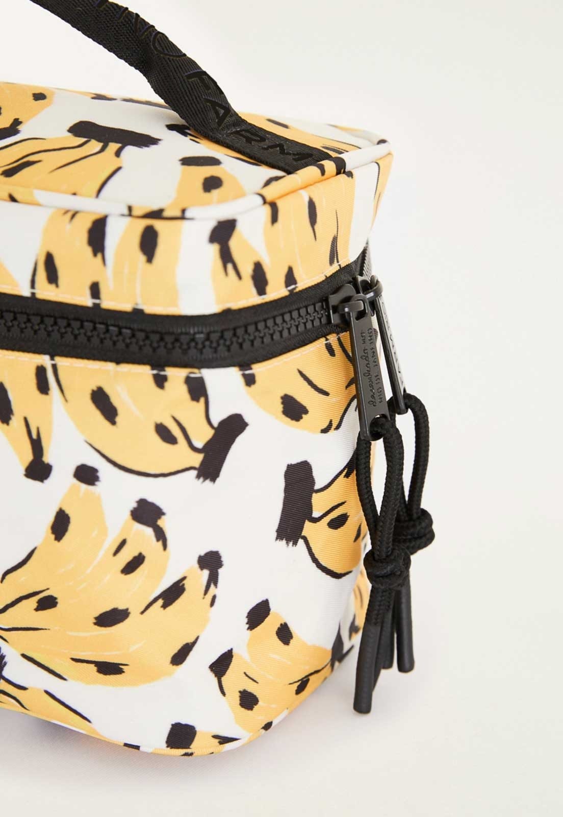 Vista 2 Nécessaire FARM Me Leva Bossa Banana Off-White Amarela FARM off-white white