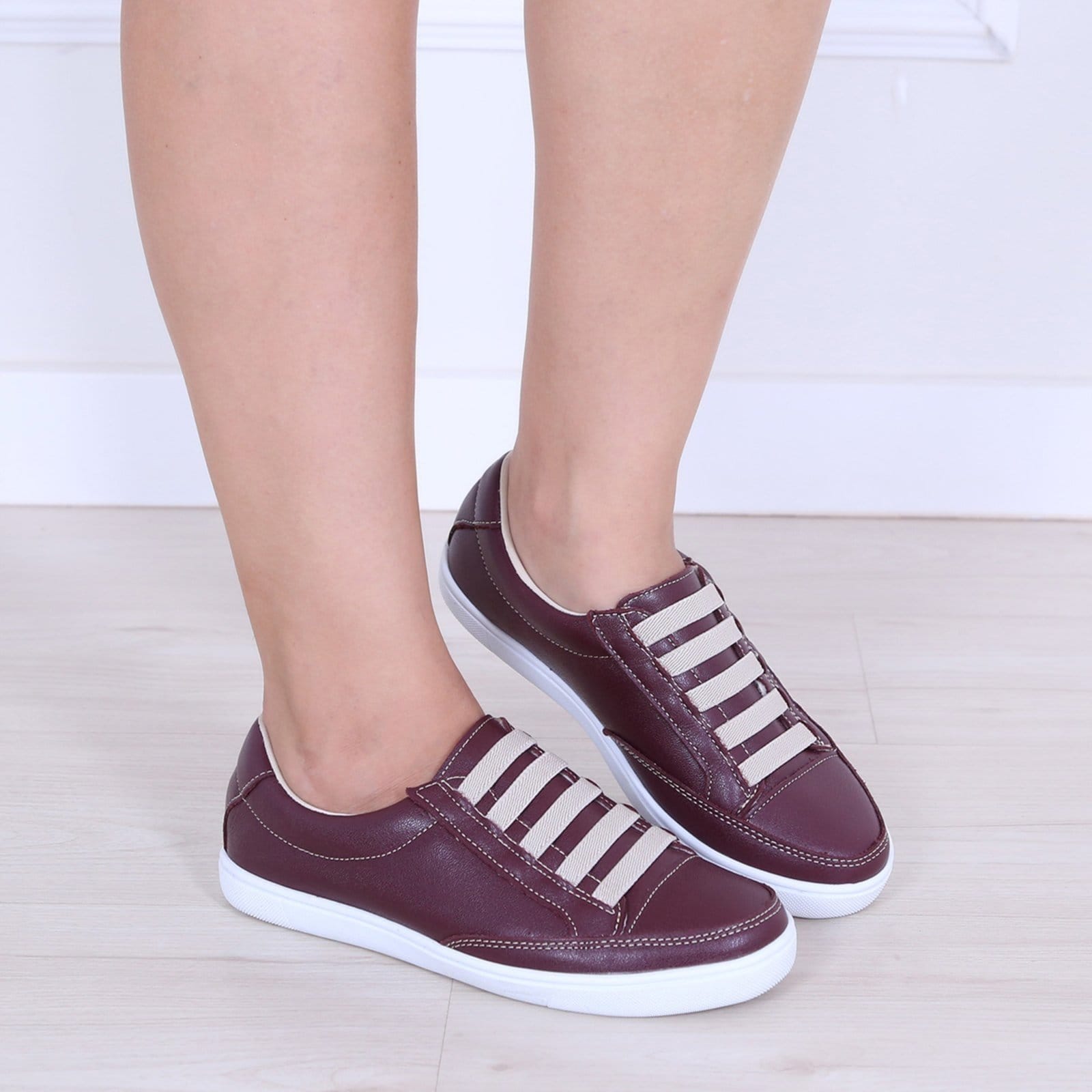 Vista 2 Tênis Feminino em Couro Legítimo Cor Vinho Elástico ROMEU E JULIETA SHOES bordô