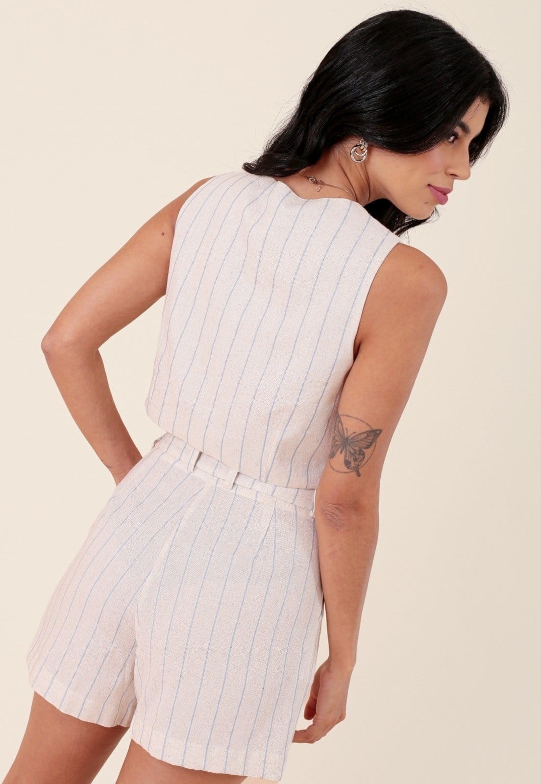 Vista 2 Short Pop Me Em Linho Listrado Com Pregas E Bolso-Faca Pop Me bege