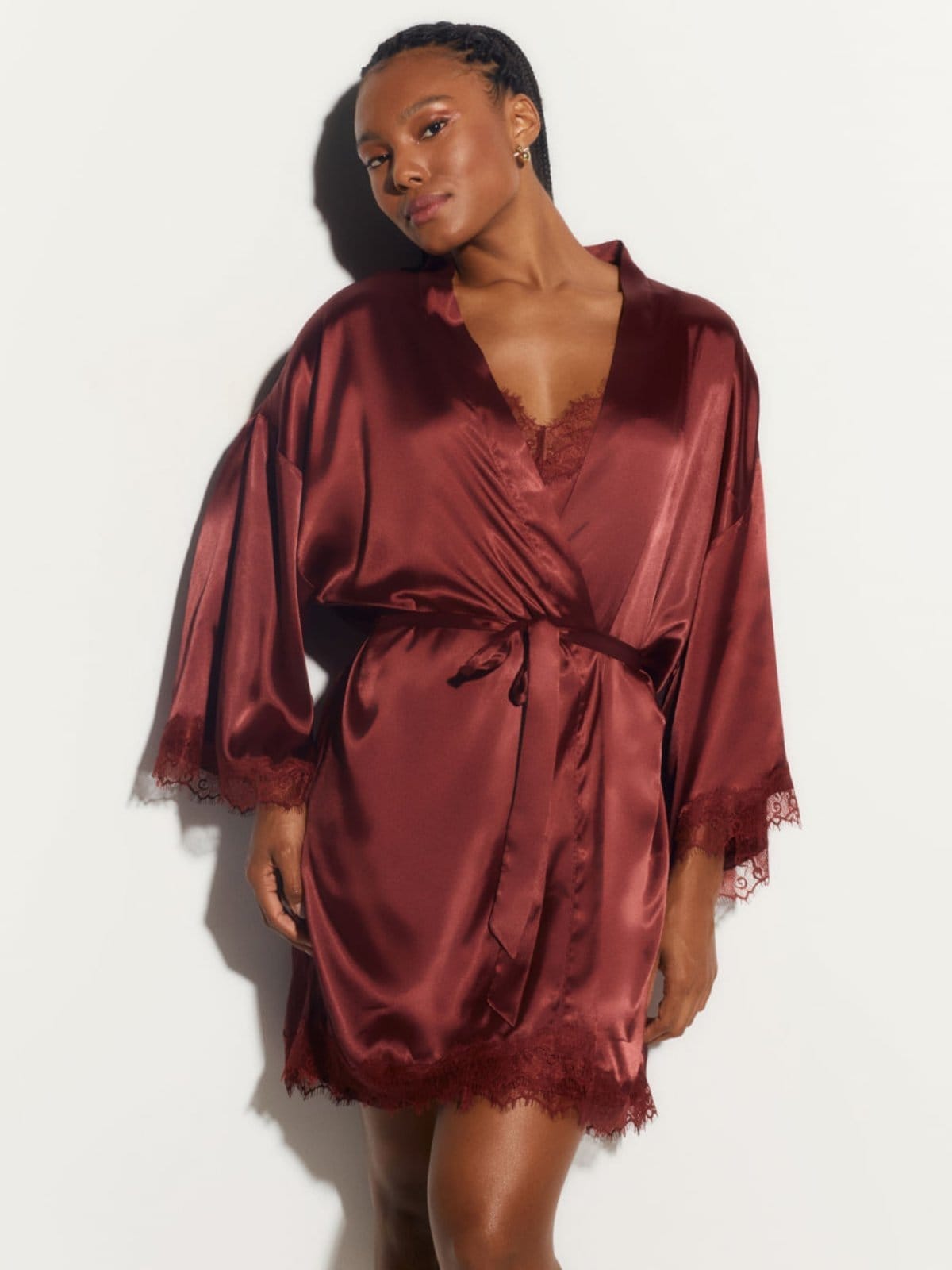 Vista 2 Robe Manga Curta Cetim Renda Angelina Vinho Cabernet Loungerie incolor
