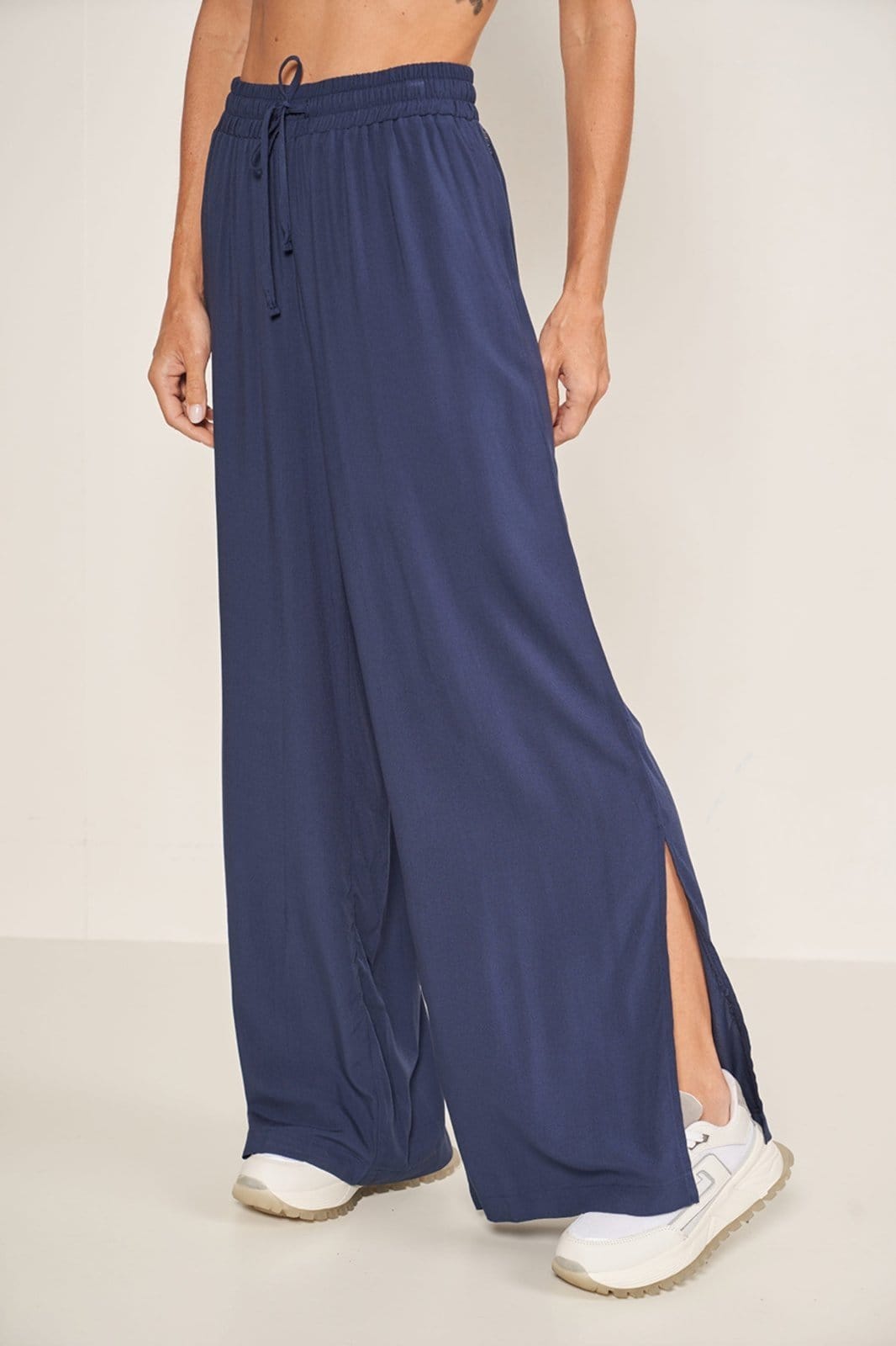 Calça Comfort Ampla Com Abertura Lateral Colcci Sport Escuro