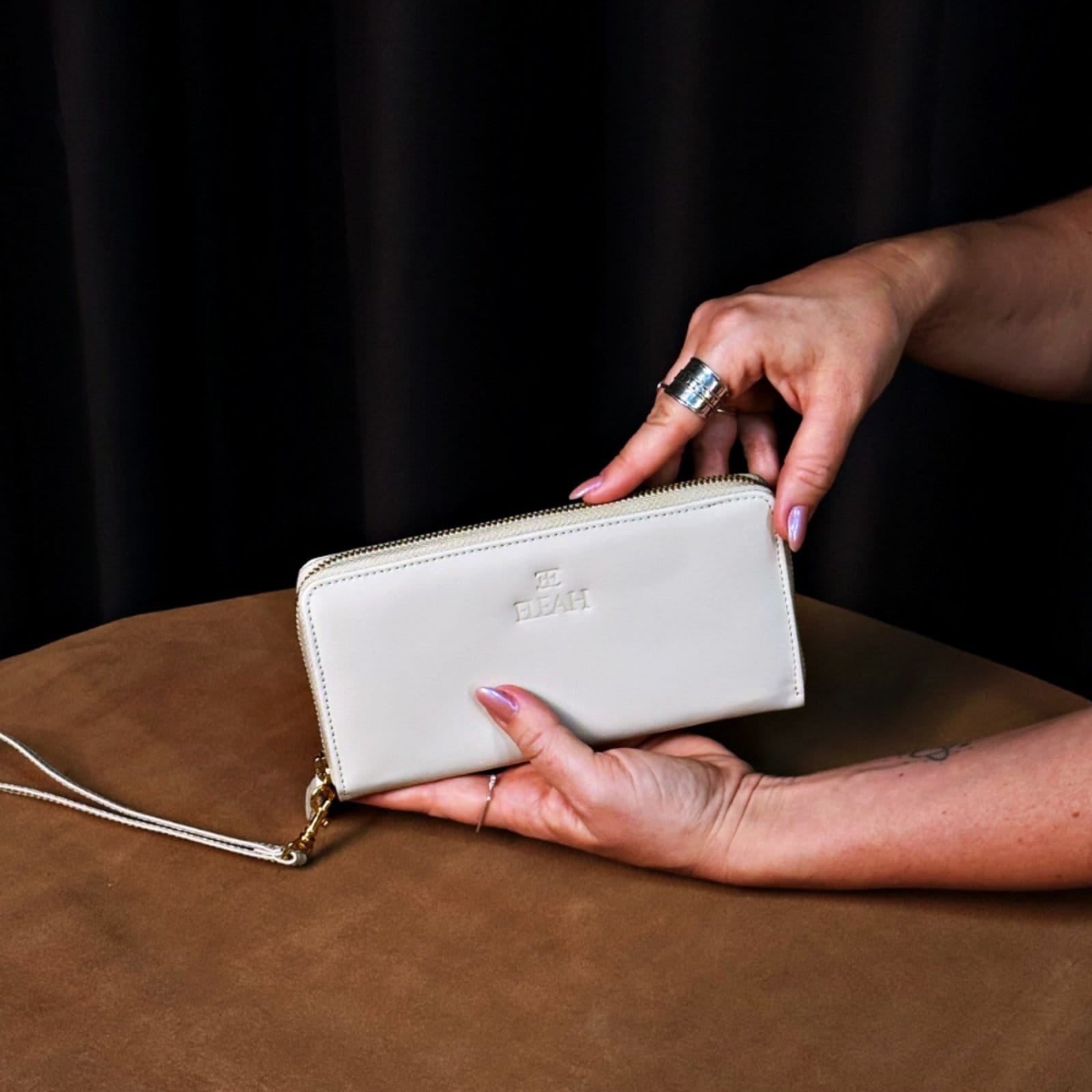 Vista 2 Carteira ou bolsa de mão feminina em couro na cor marfim USEPELLE branco