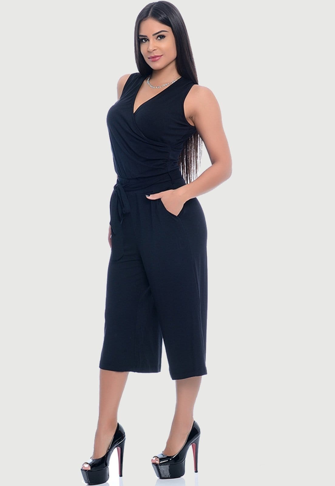 Vista 2 Macacão Pantacourt Decote Transpassado B’Bonnie Joana BBonnie preto