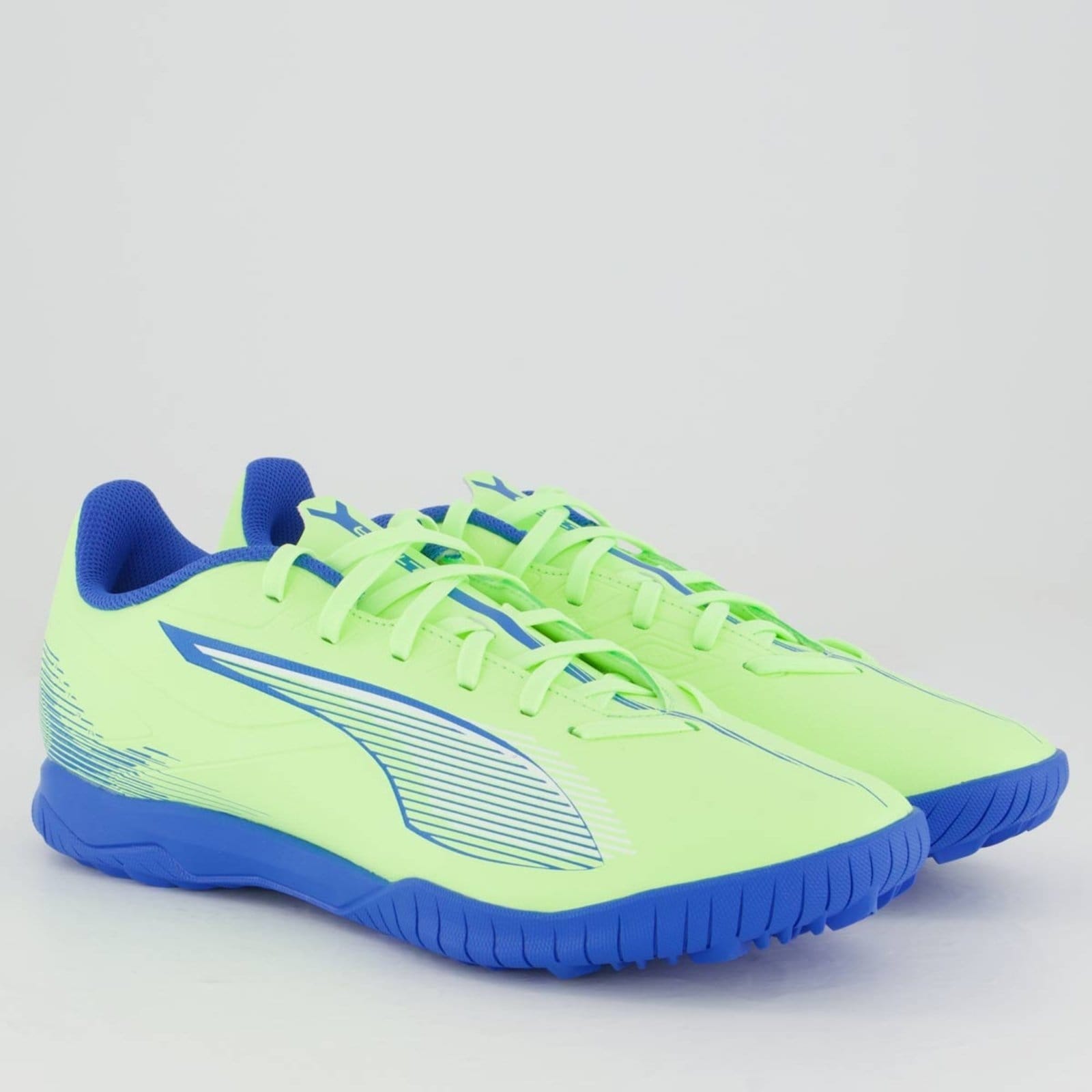 Vista 2 Chuteira Puma Ultra 5 Play Society e Branco Puma verde