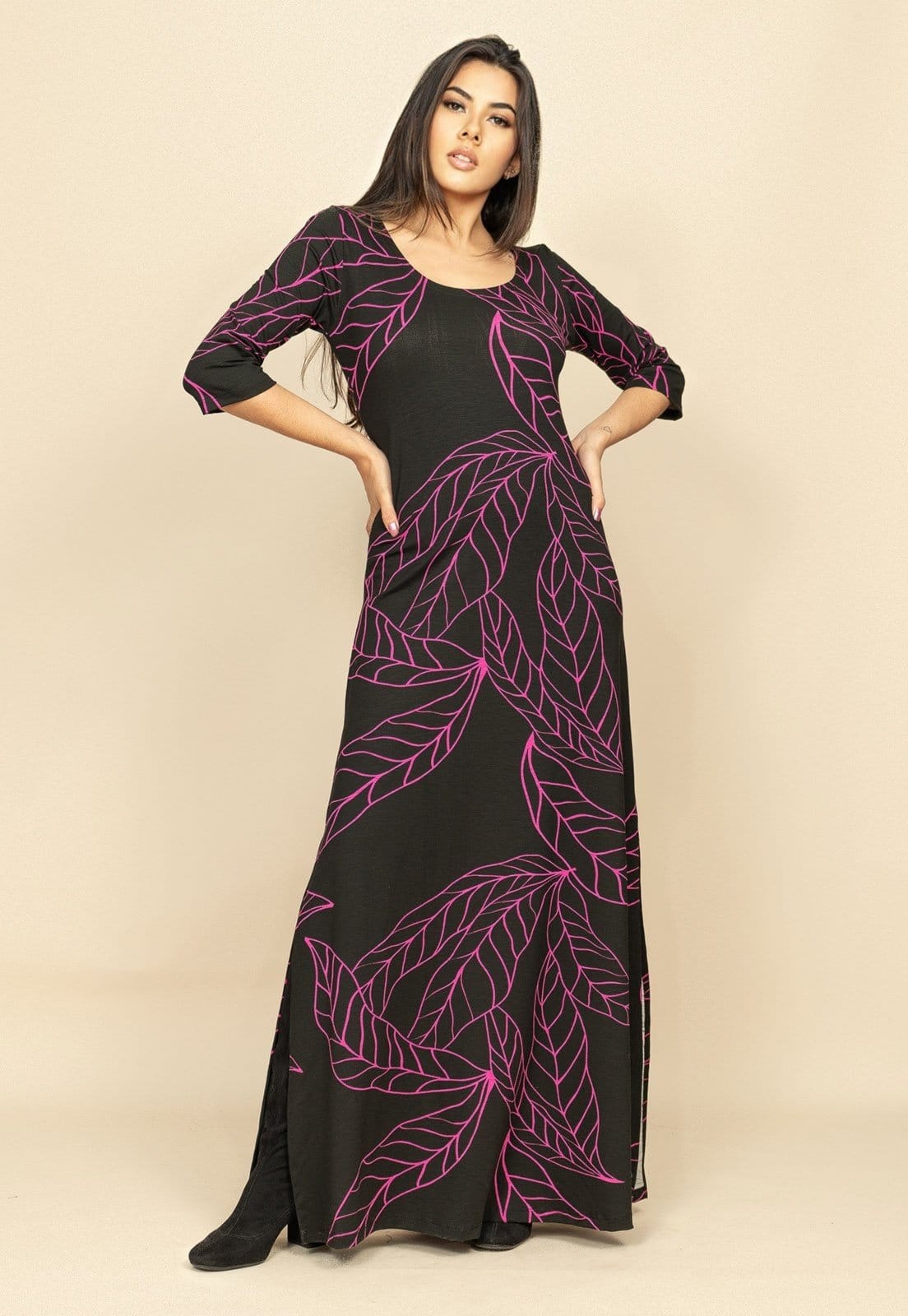 Vista principal Vestido Longo Malha Gola Canoa Manga 3/4 Estampa Antúrios Lilás Amazonia Vital preto