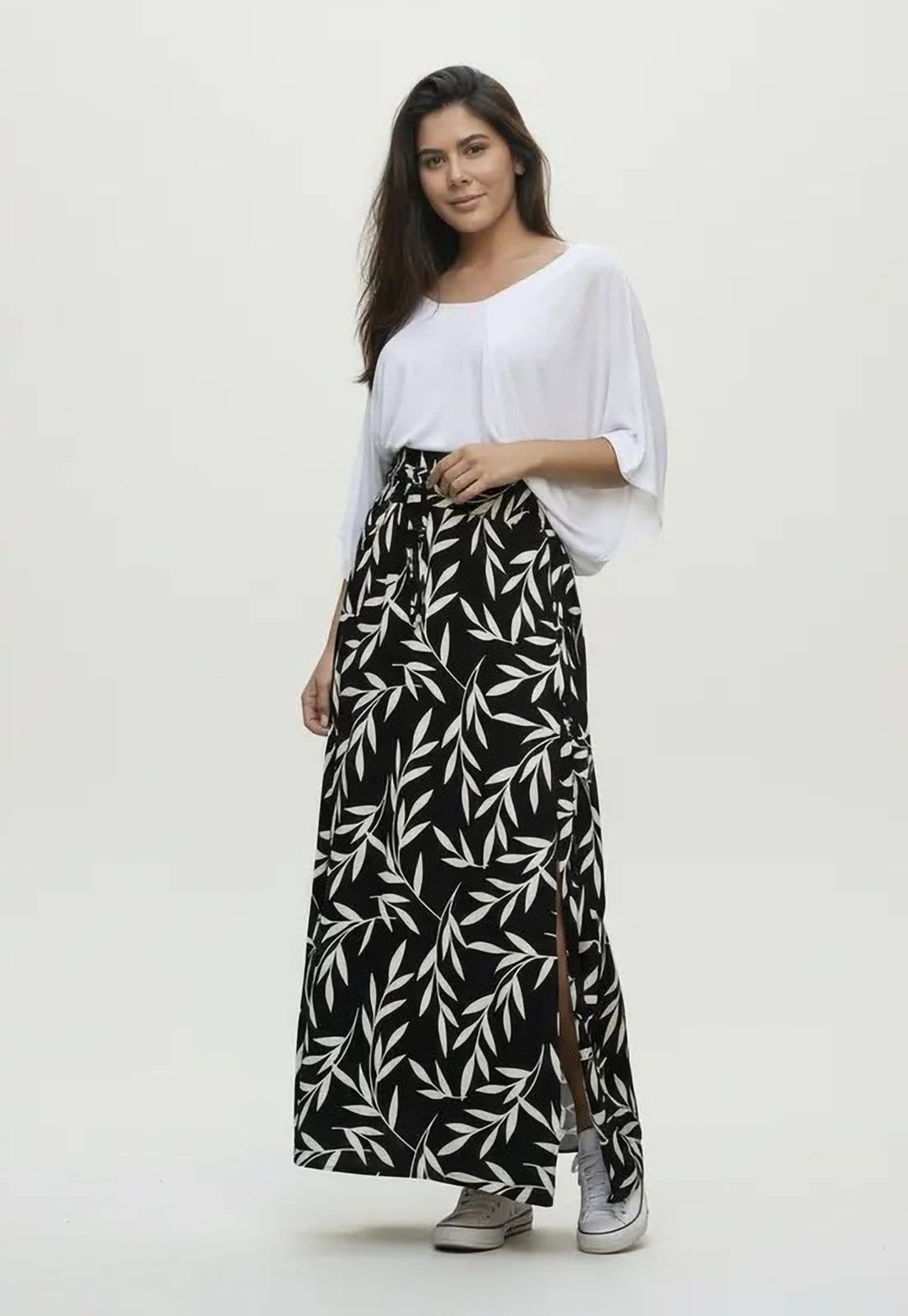 Vista 2 Saia Cabanafree Longa Viscose Folhagem Serena Preta Cabanafree estampado