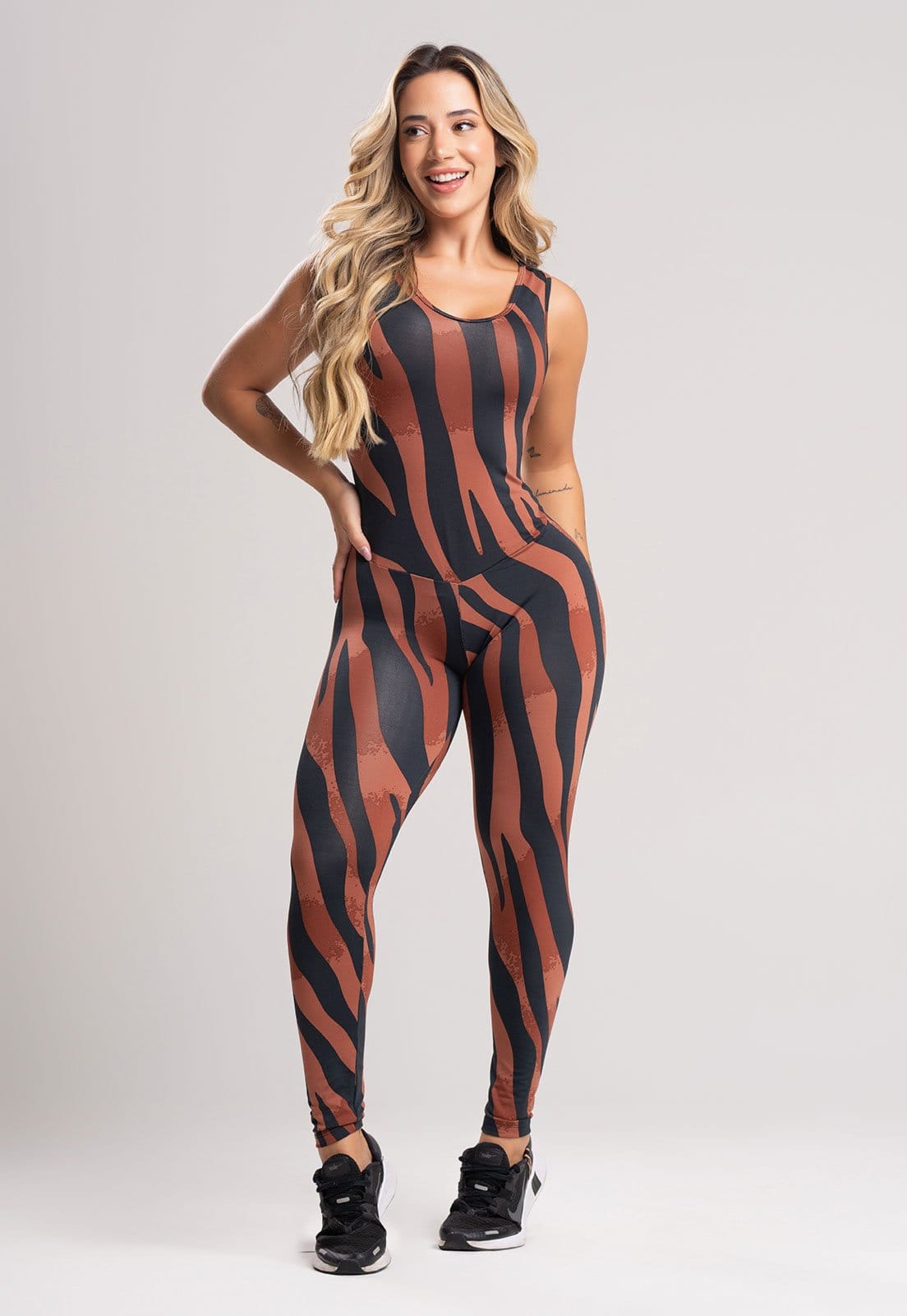 Vista 2 Macacão Longo MVB Modas Costa Nua Fitness Suplex Safari Mvb Modas estampado/marrom/multicolorido/preto