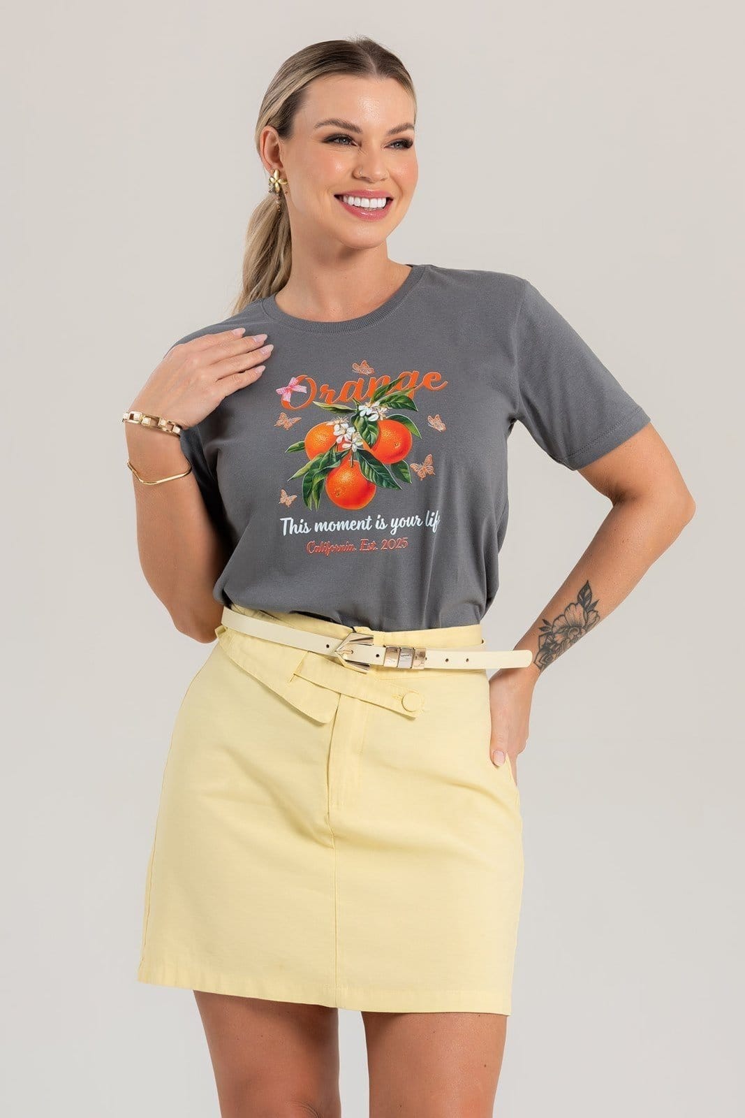Vista principal T-shirt Feminina Cianitas Chumbo Estampa Orange California Cianitas cinza orange