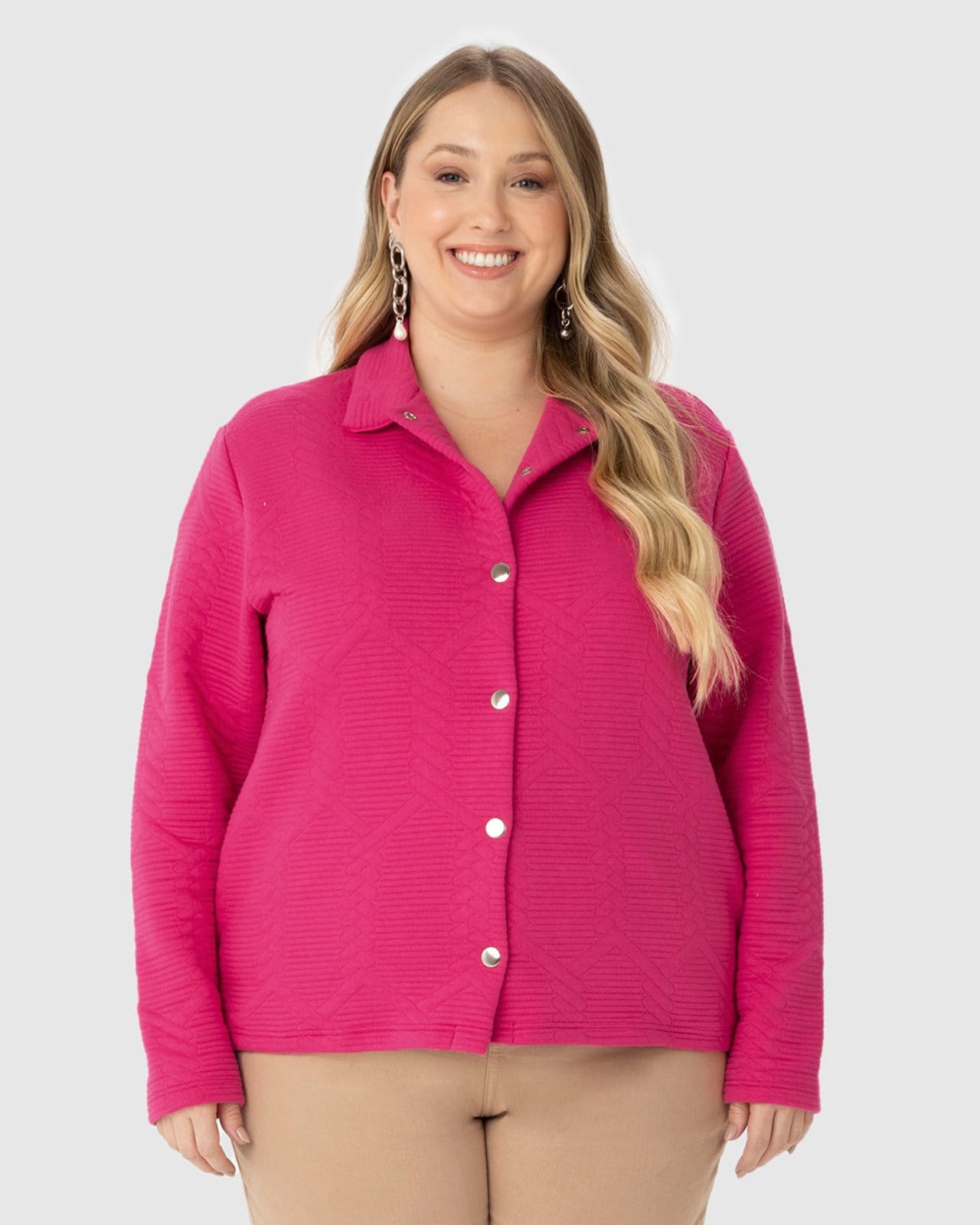 Vista principal Jaqueta Feminina Plus Size Em Malha Matelassê MALWEE PLUS pink