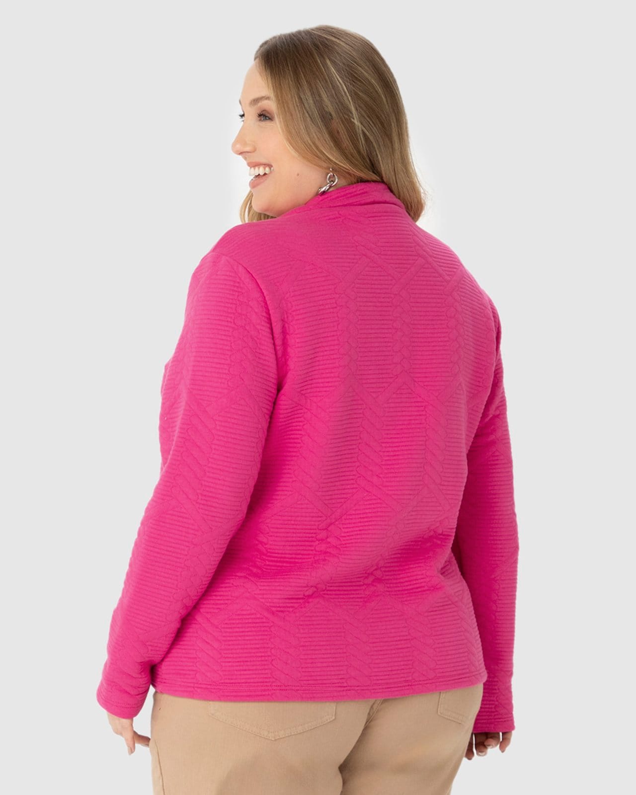 Vista 2 Jaqueta Feminina Plus Size Em Malha Matelassê MALWEE PLUS pink