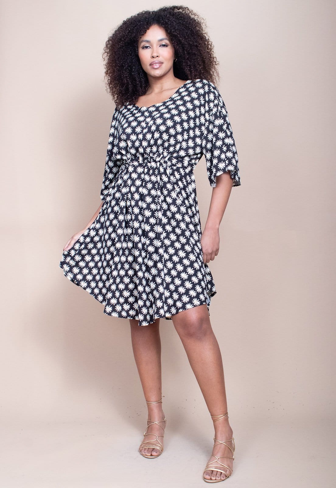 Vista principal Vestido Curto CabanaFree Caaxixá Viscose com Cordão na Cintura Estampa Encanto das Margaridas Cabanafree branco/estampado