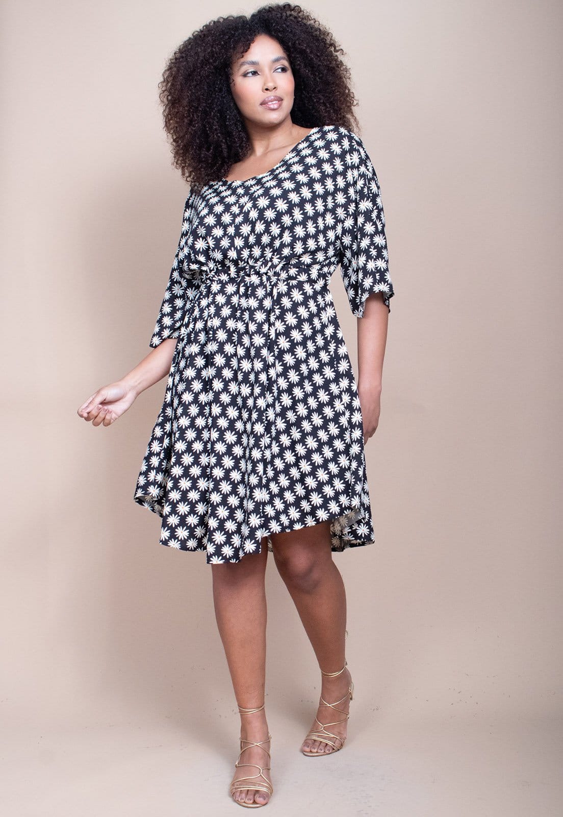 Vista 2 Vestido Curto CabanaFree Caaxixá Viscose com Cordão na Cintura Estampa Encanto das Margaridas Cabanafree branco/estampado