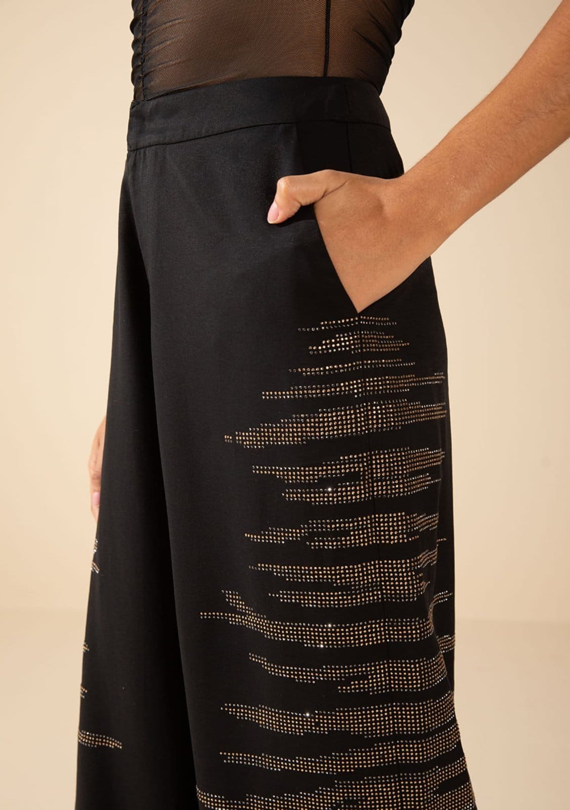 Vista 2 Calça Morena Rosa Wide Média Preto Morena Rosa preto rosa