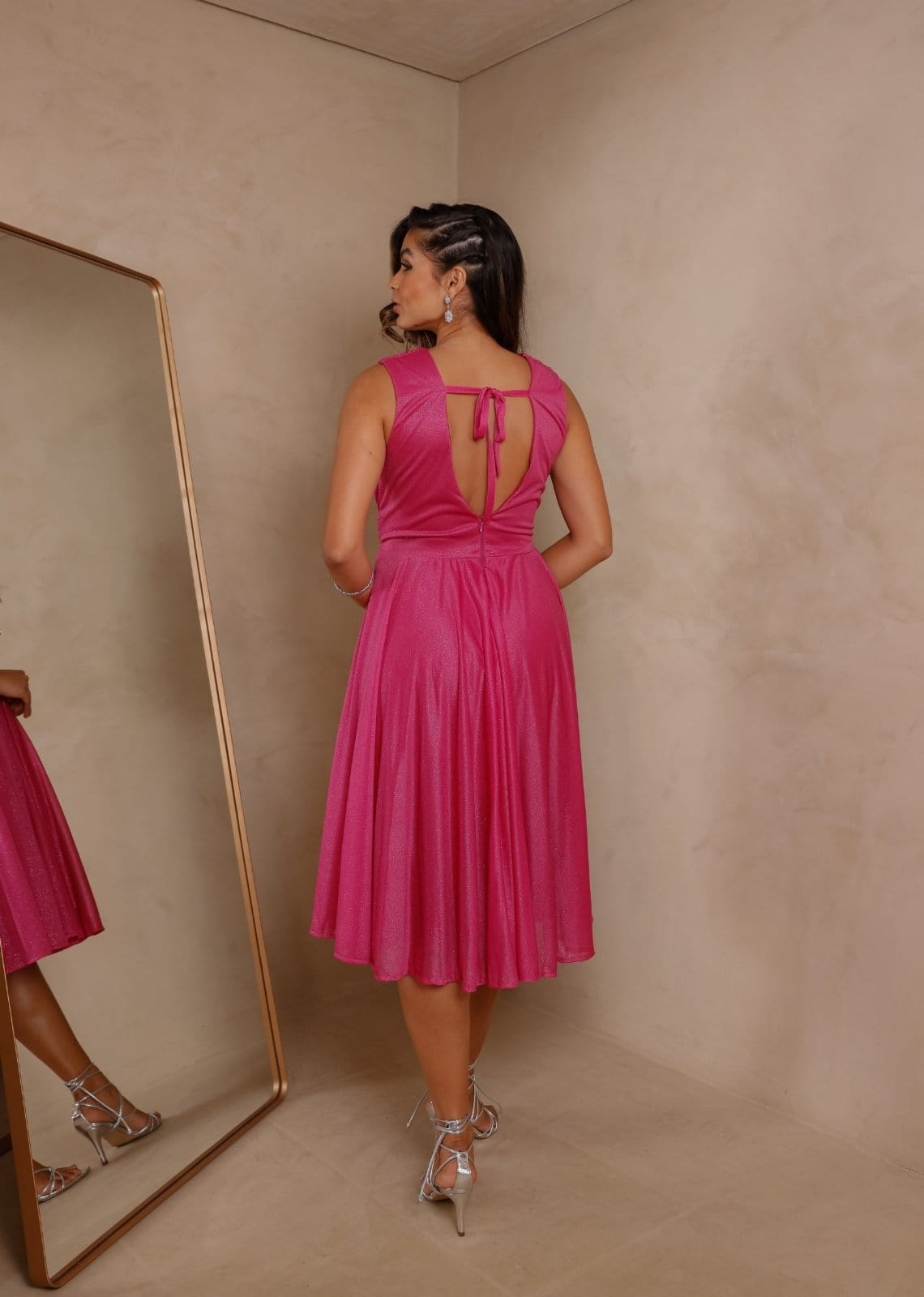 Vista 2 Vestido Midi com Brilho Debutantes e Convidadas Micro Tule Arazzy Rosa Pink Cia do Vestido pink rosa