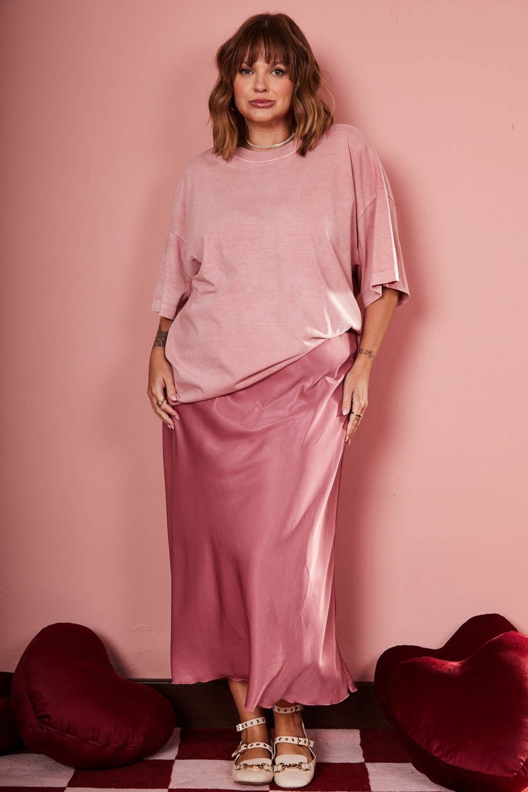 Vista 2 Saia In Love Midi Cetim Paola Rose In Love rosê rose