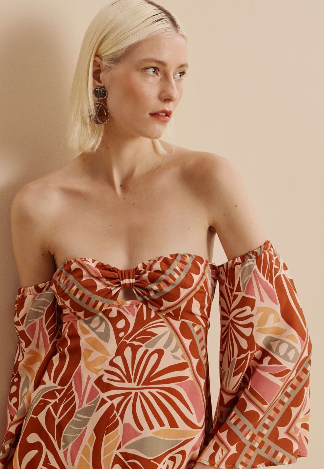 Vista 2 Vestido Curto Ombro a Ombro Azulejaria CaCay marrom