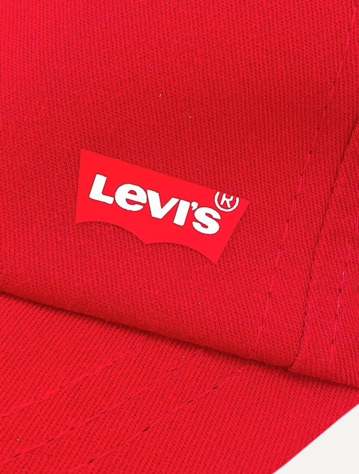 Vista 2 Boné Levis Curved Visor New Batwing Cap Levis vermelho