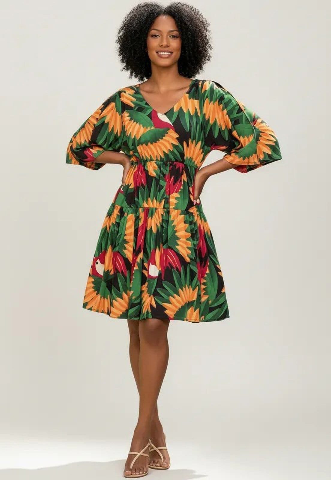 Vestido CabanaFree Curto Plano com Manga e Camadas Estampa Festa dos Tucanos