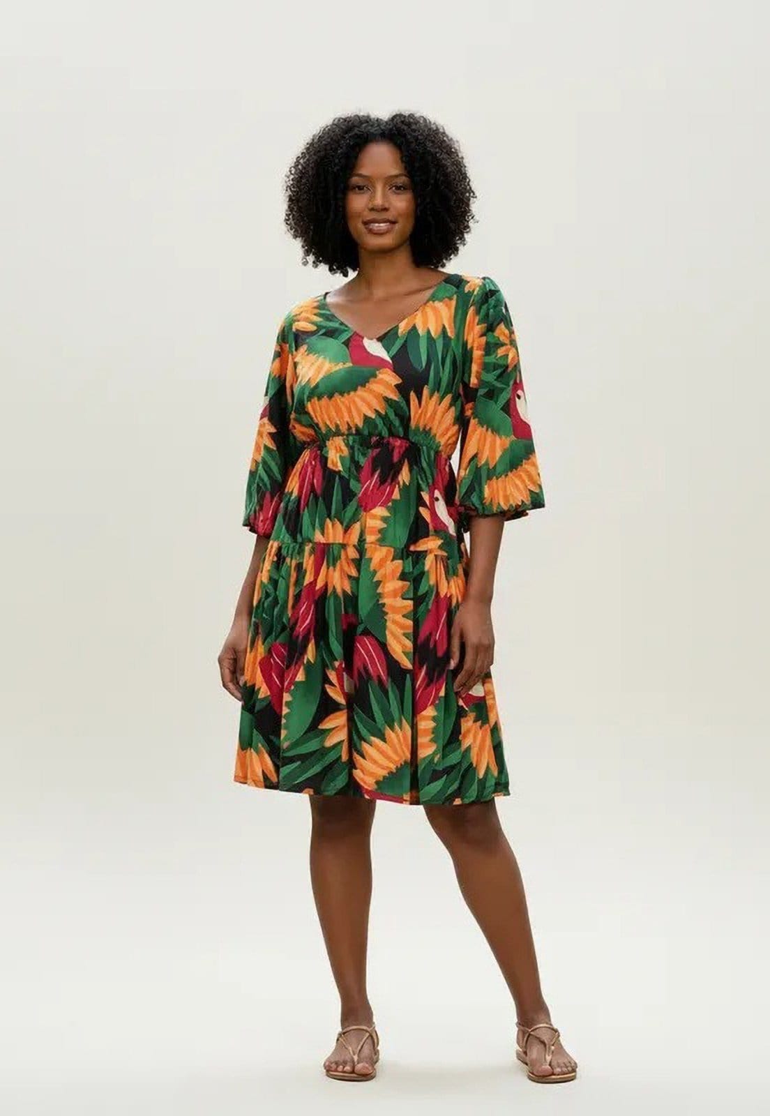 Vista 2 Vestido CabanaFree Curto Plano com Manga e Camadas Estampa Festa dos Tucanos Cabanafree estampado