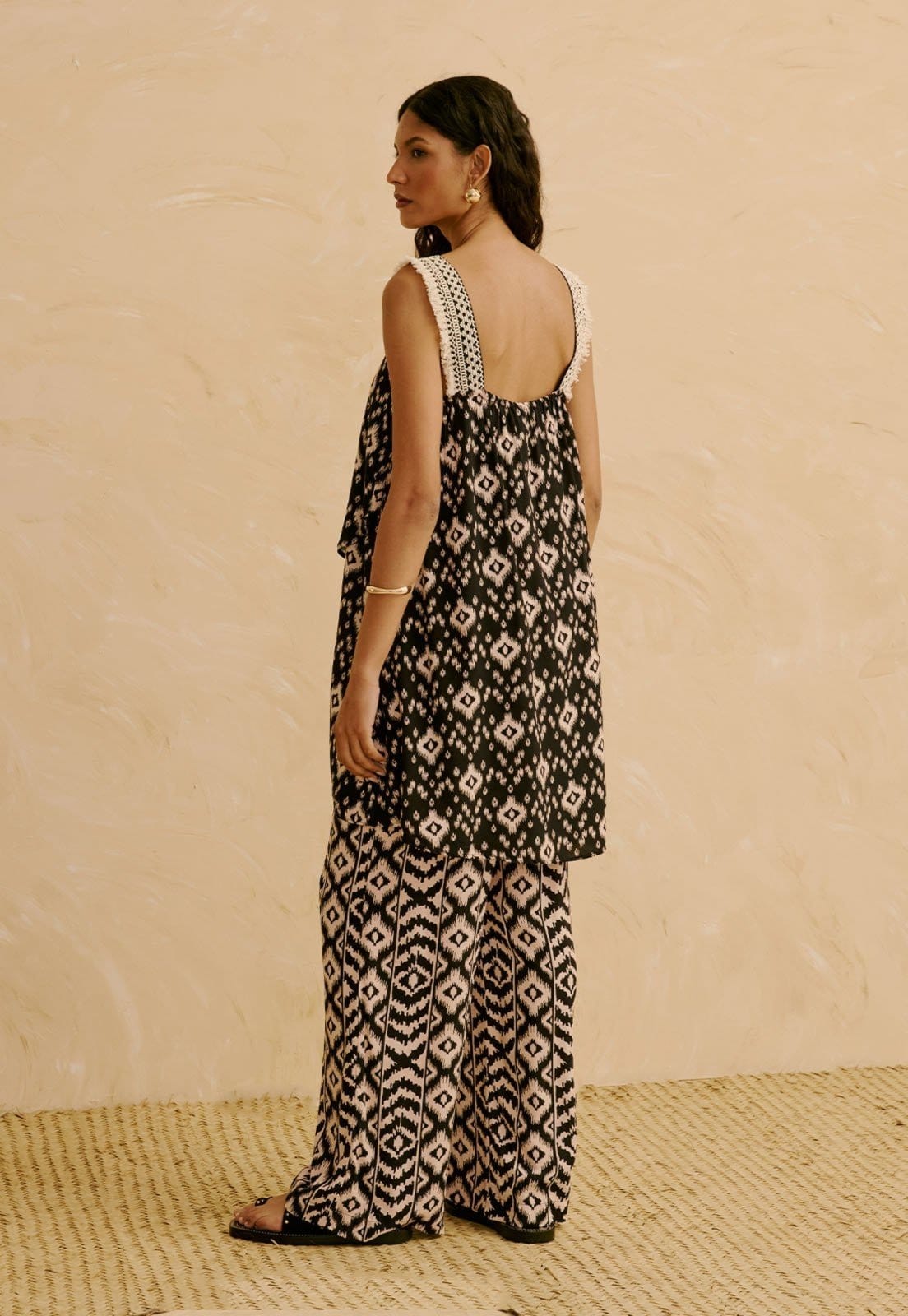 Vista 2 Calça Pantalona Elástico Costas Estampada Puno CaCay preto