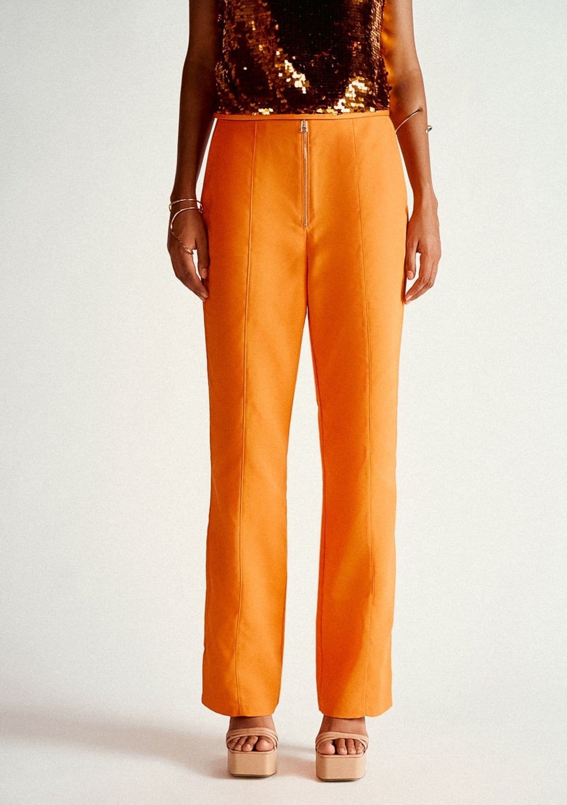 Vista 2 Calça Zinco Lebôh Flare Cós Alto Detalhe Zíper Zinco laranja