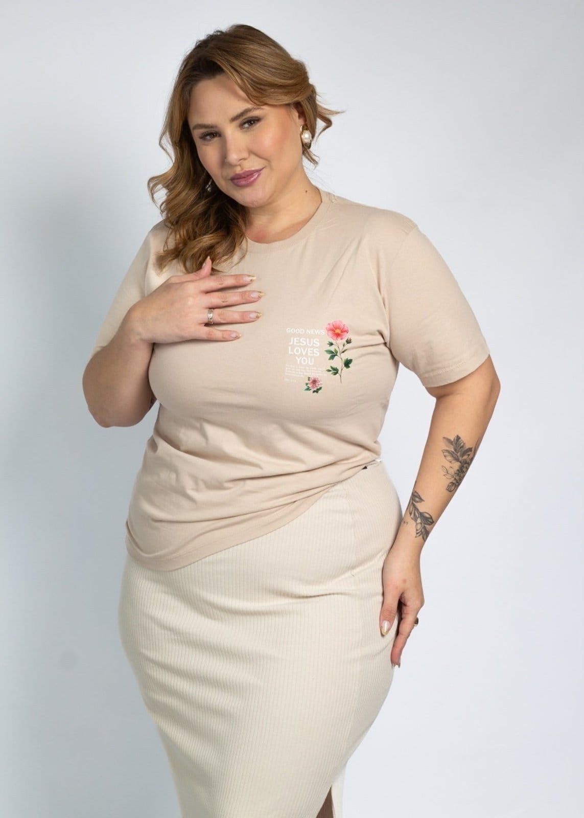 T-shirt Feminina Cianitas Chocolate Estampa Jesus Loves You